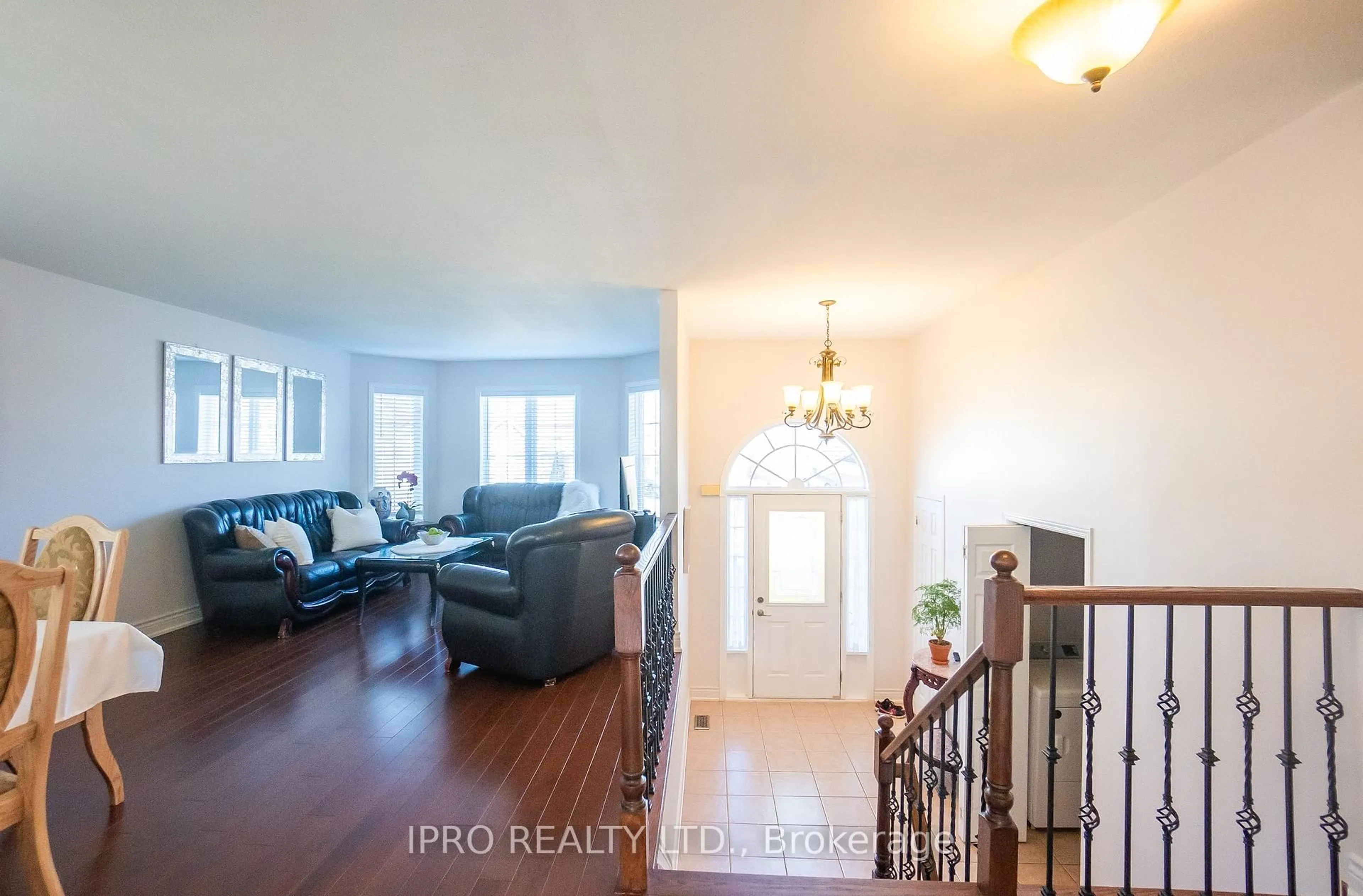 Living room with furniture, wood/laminate floor for 4498 Garden Gate Terr, Lincoln Ontario L0R 1B9