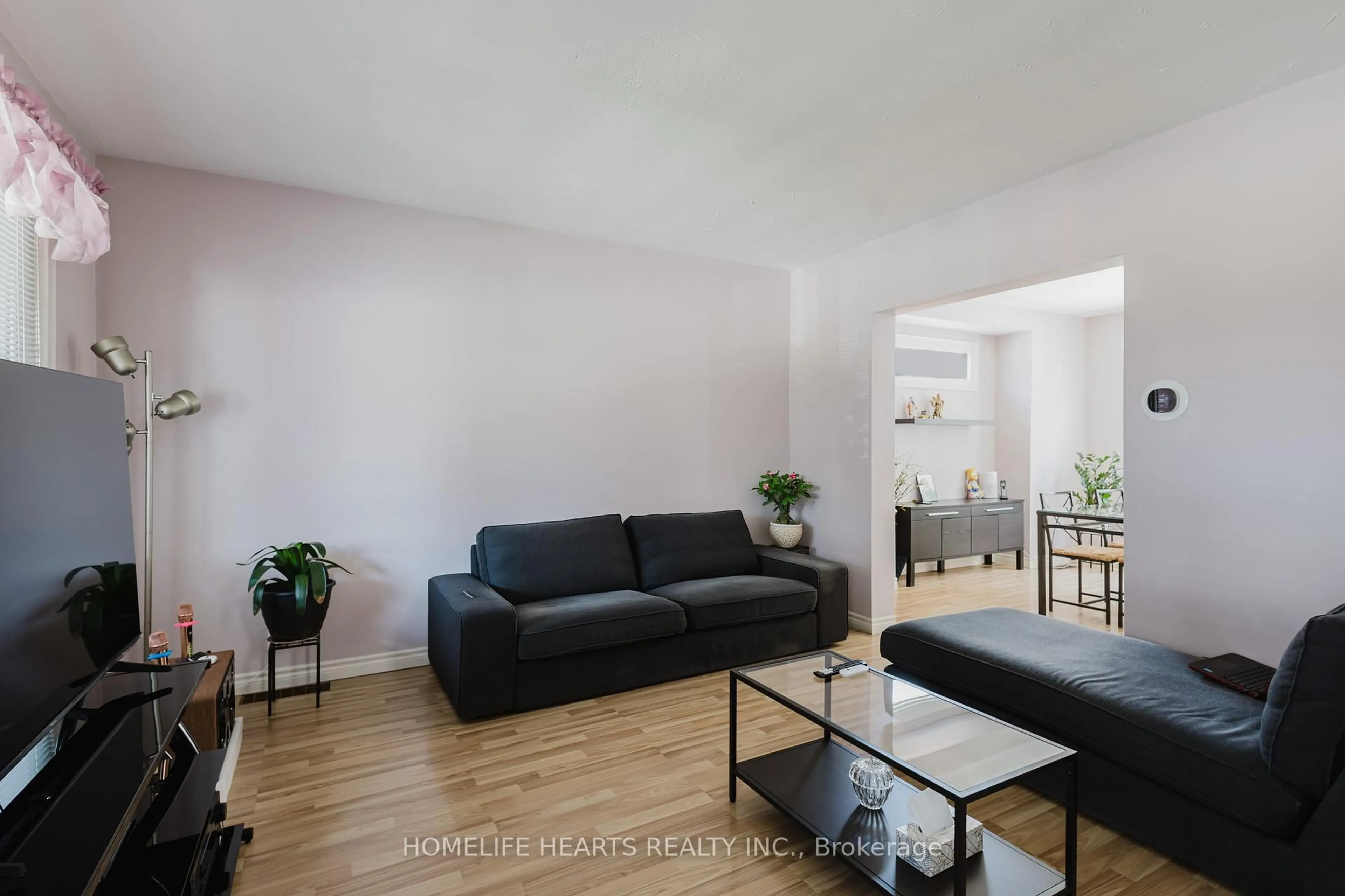 Living room with furniture, unknown for 71 Kenilworth Ave, Hamilton Ontario L8K 2T1