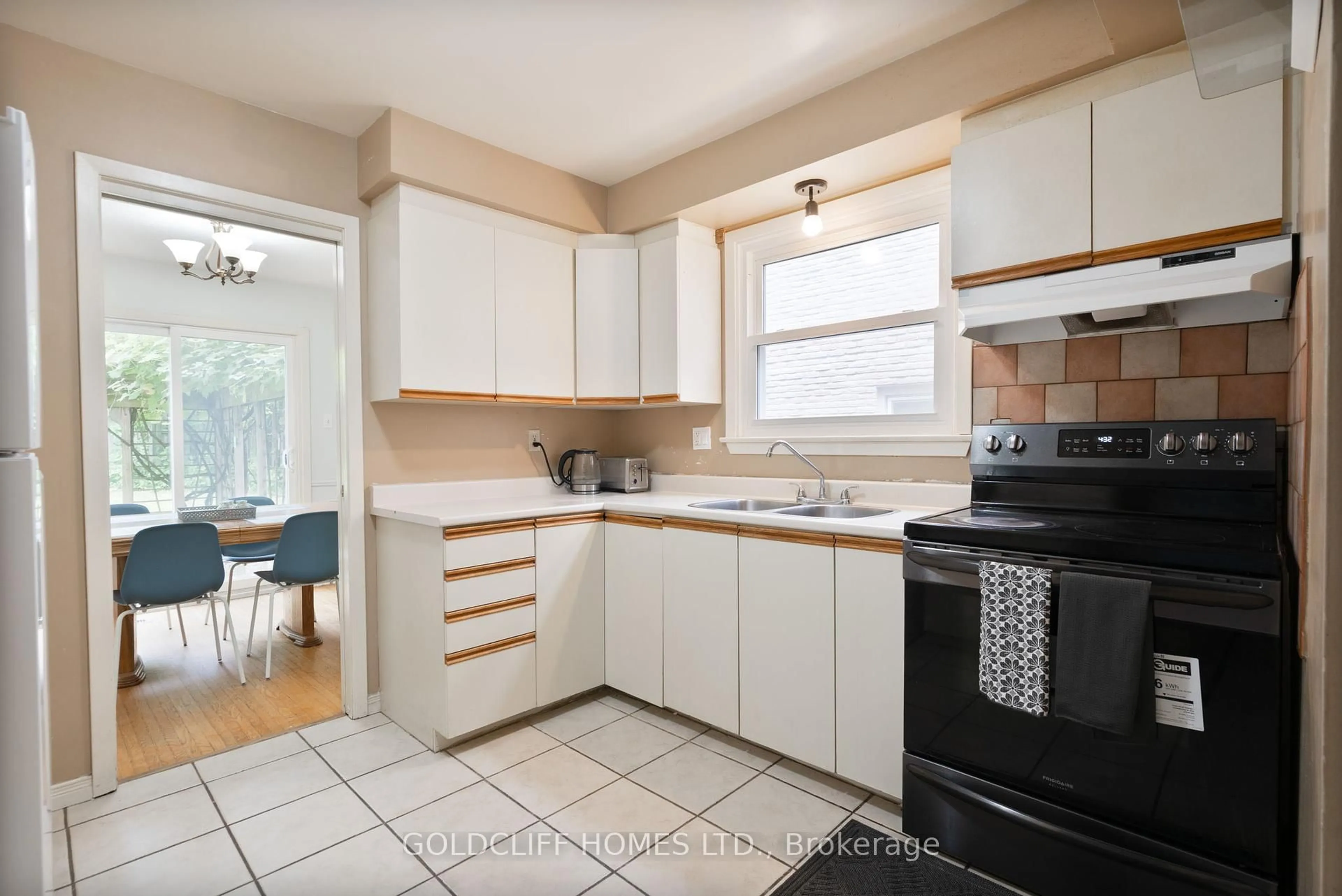 Standard kitchen, ceramic/tile floor for 257 Homestead Cres, London North Ontario N6G 2E7