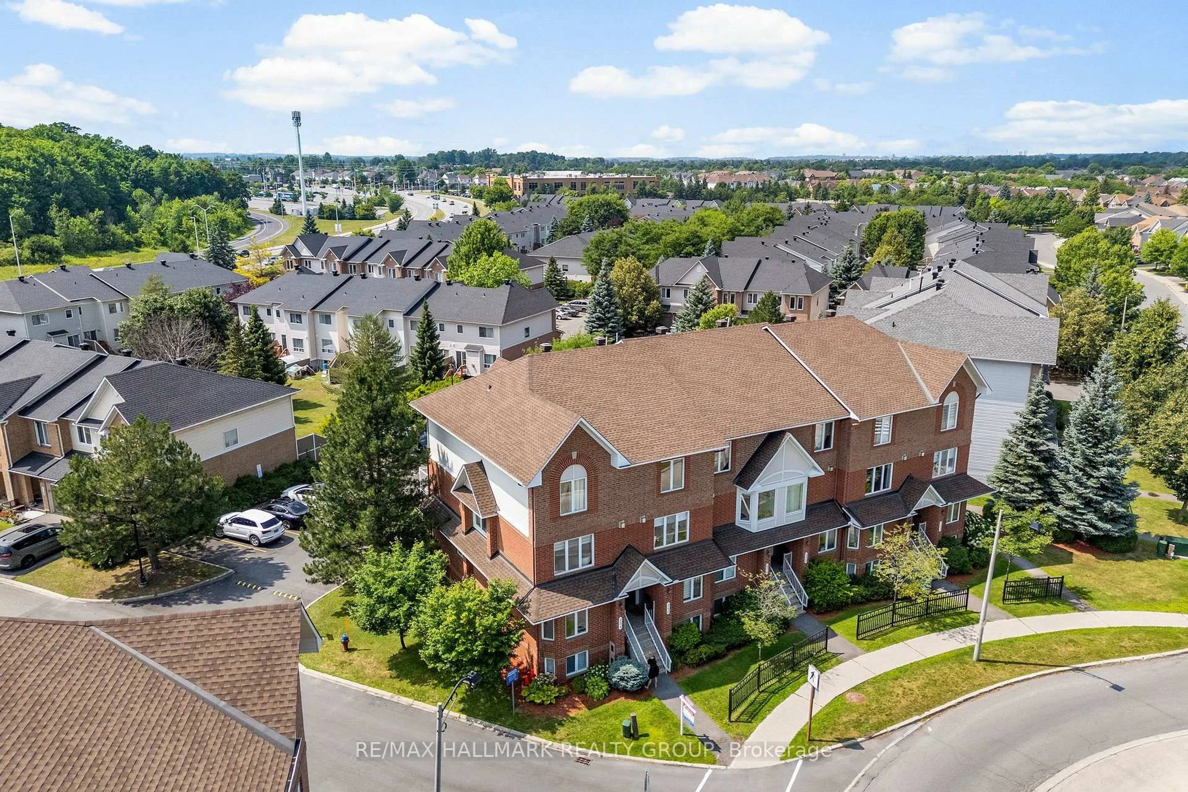 A pic from outside/outdoor area/front of a property/back of a property/a pic from drone, unknown for 282 Cresthaven Dr, Ottawa Ontario K2G 6W4