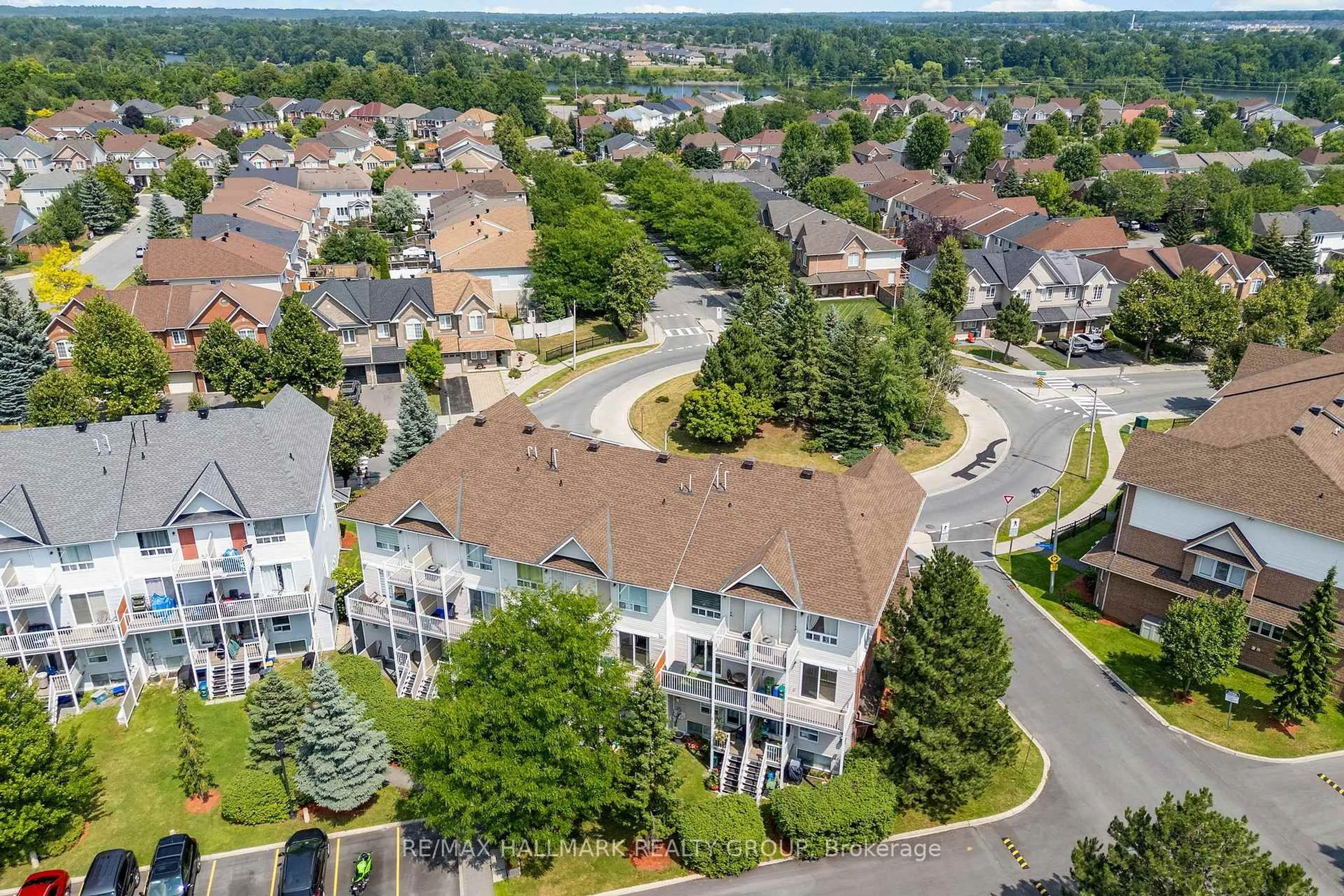 A pic from outside/outdoor area/front of a property/back of a property/a pic from drone, unknown for 282 Cresthaven Dr, Ottawa Ontario K2G 6W4