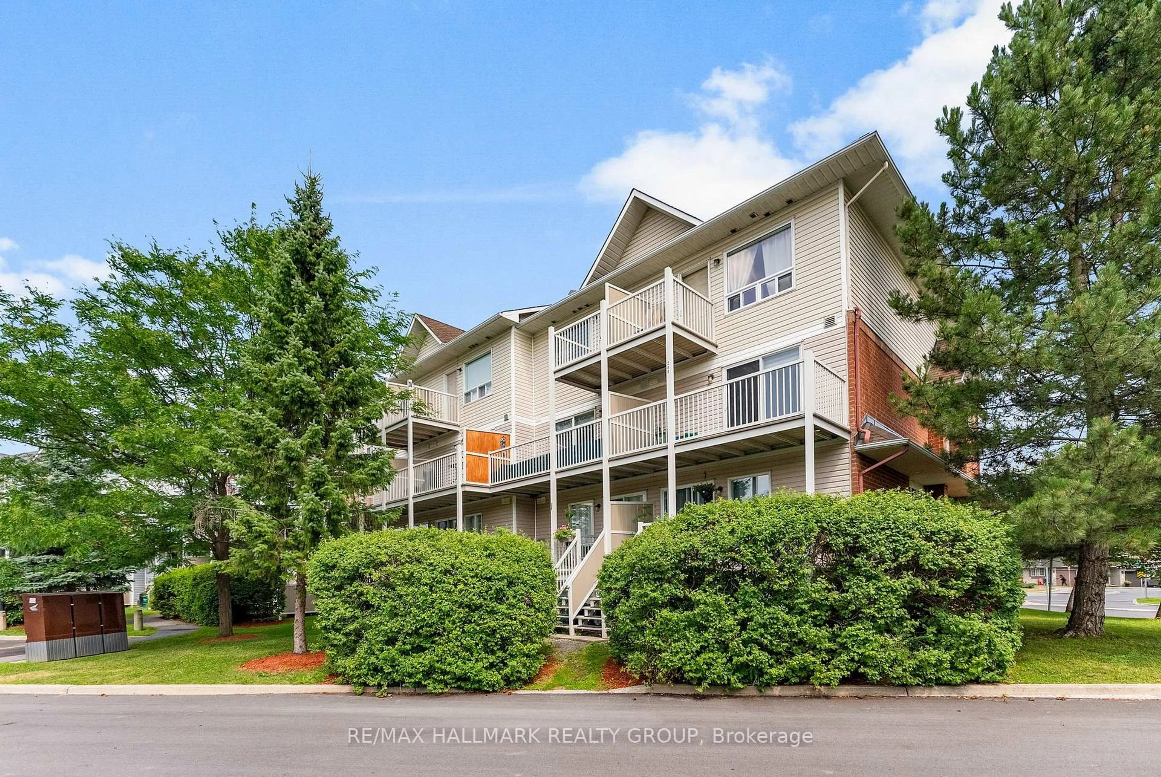 A pic from outside/outdoor area/front of a property/back of a property/a pic from drone, unknown for 282 Cresthaven Dr, Ottawa Ontario K2G 6W4
