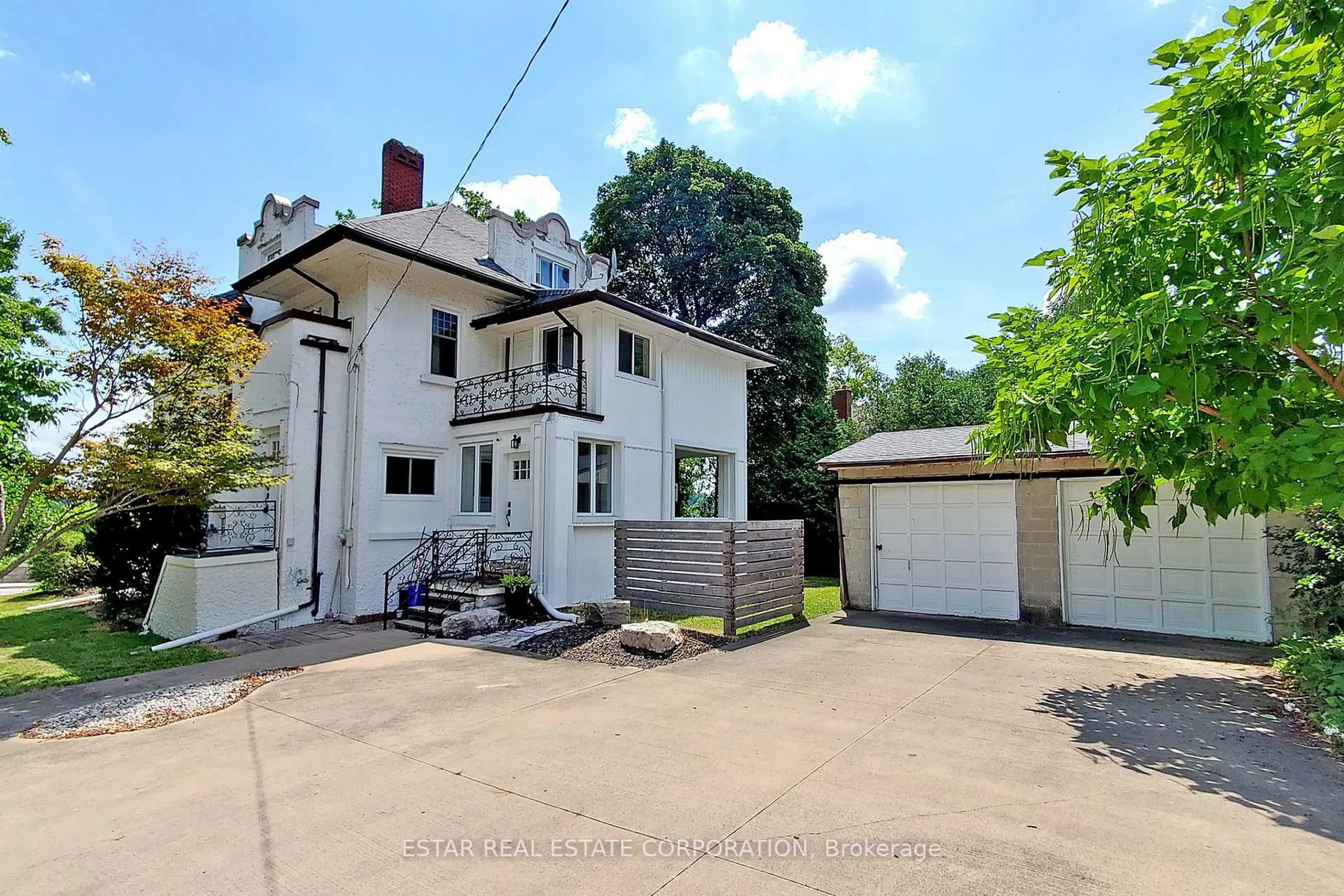 A pic from outside/outdoor area/front of a property/back of a property/a pic from drone, street for 5007 River Rd, Niagara Falls Ontario L2E 3G7