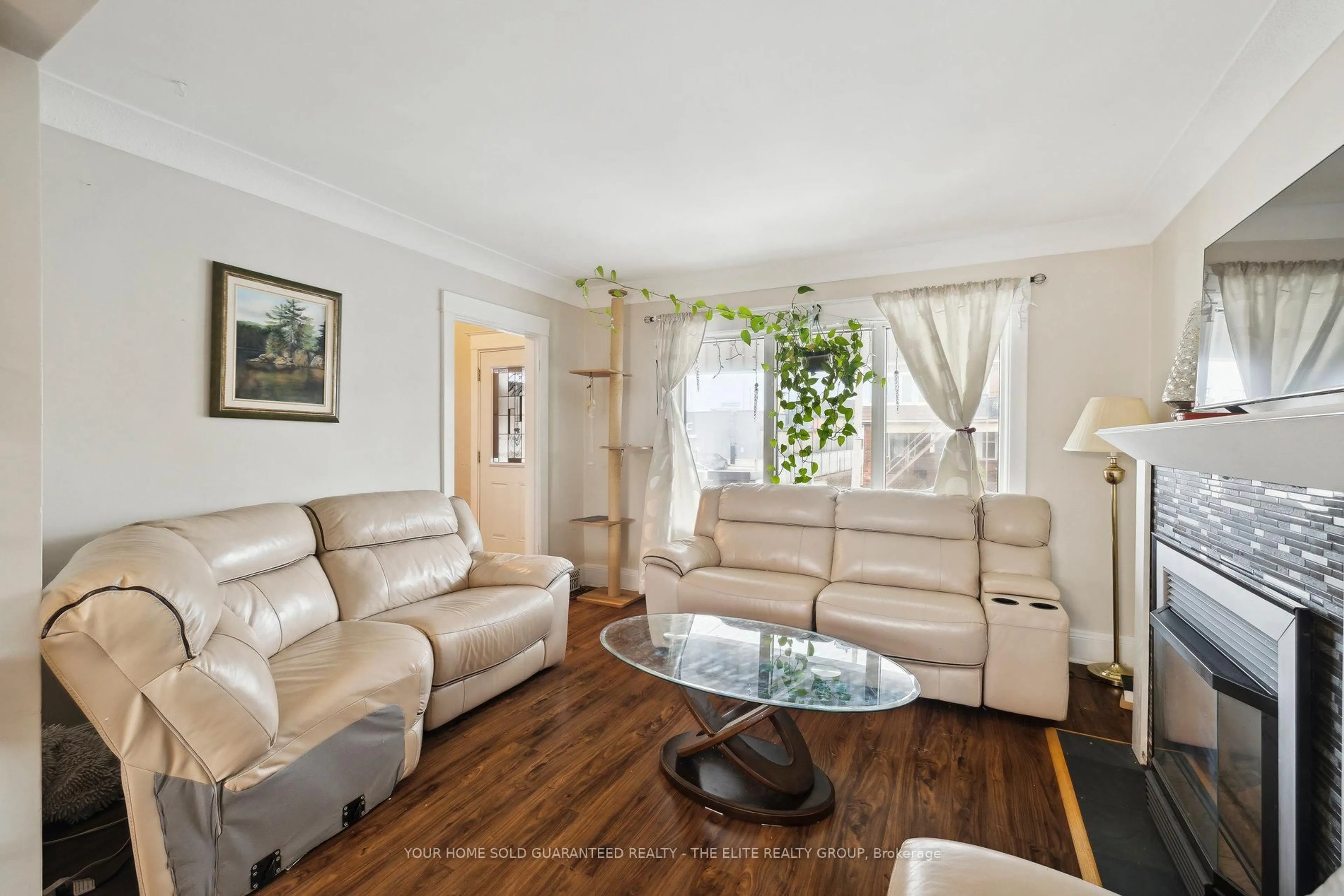 Living room with furniture, unknown for 167 Balsam Ave, Hamilton Ontario L8L 6Y4