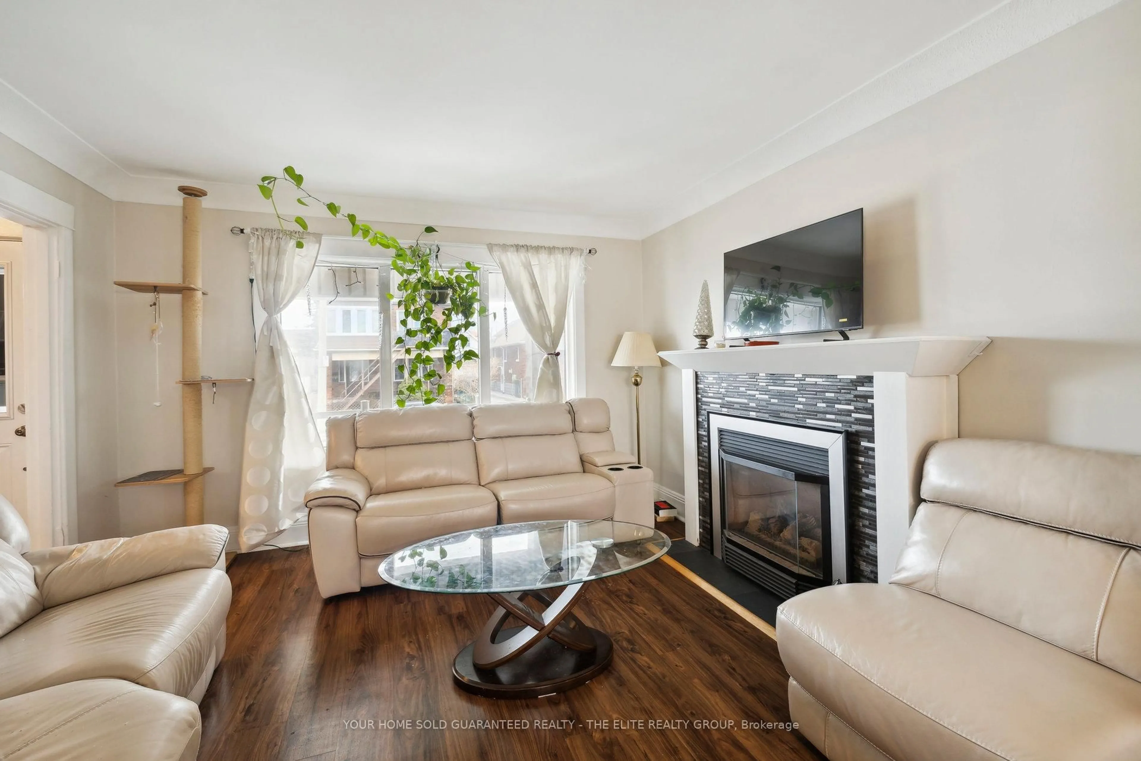 Living room with furniture, unknown for 167 Balsam Ave, Hamilton Ontario L8L 6Y4