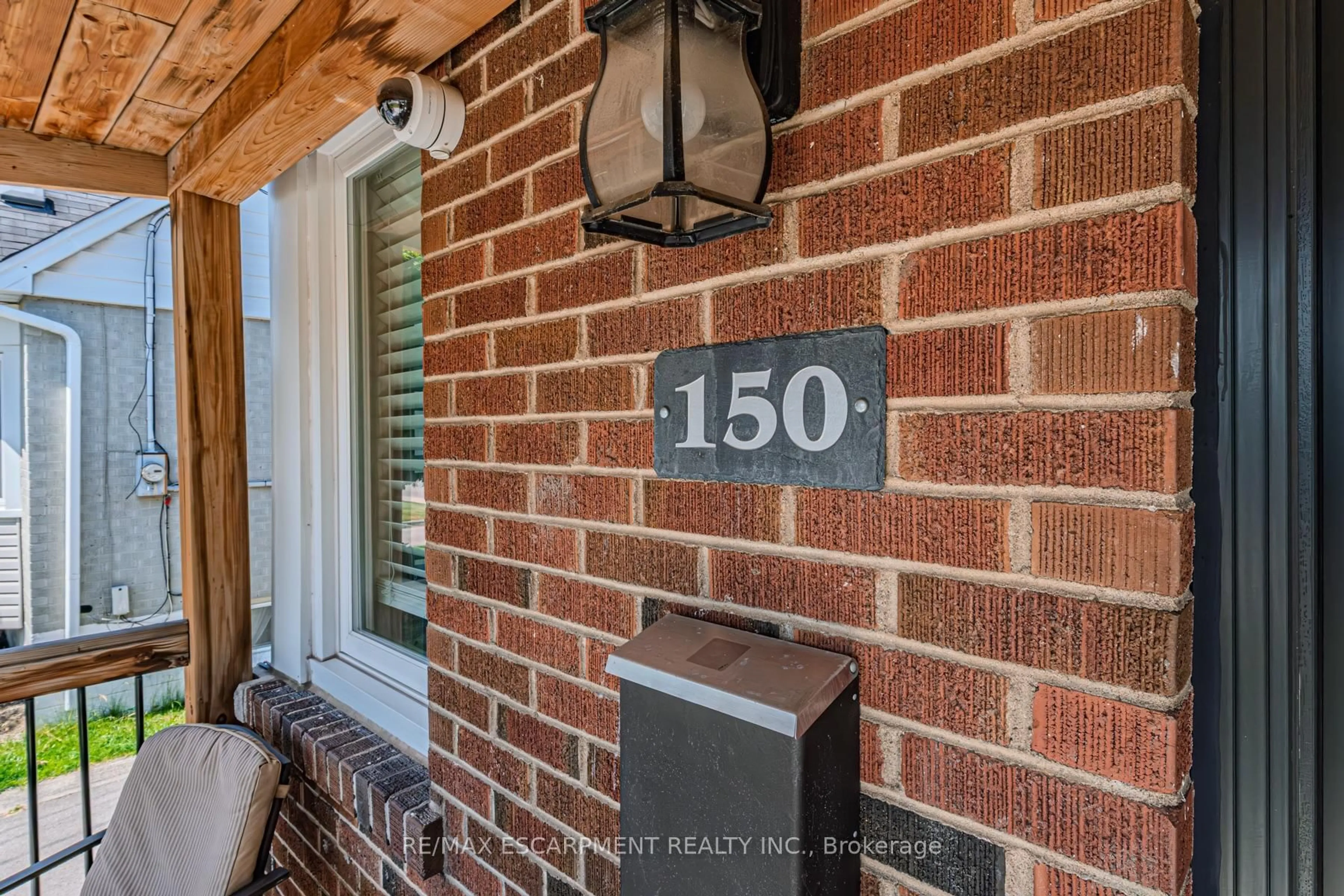 Indoor entryway for 150 Aberfoyle Ave, Hamilton Ontario L8K 4S3