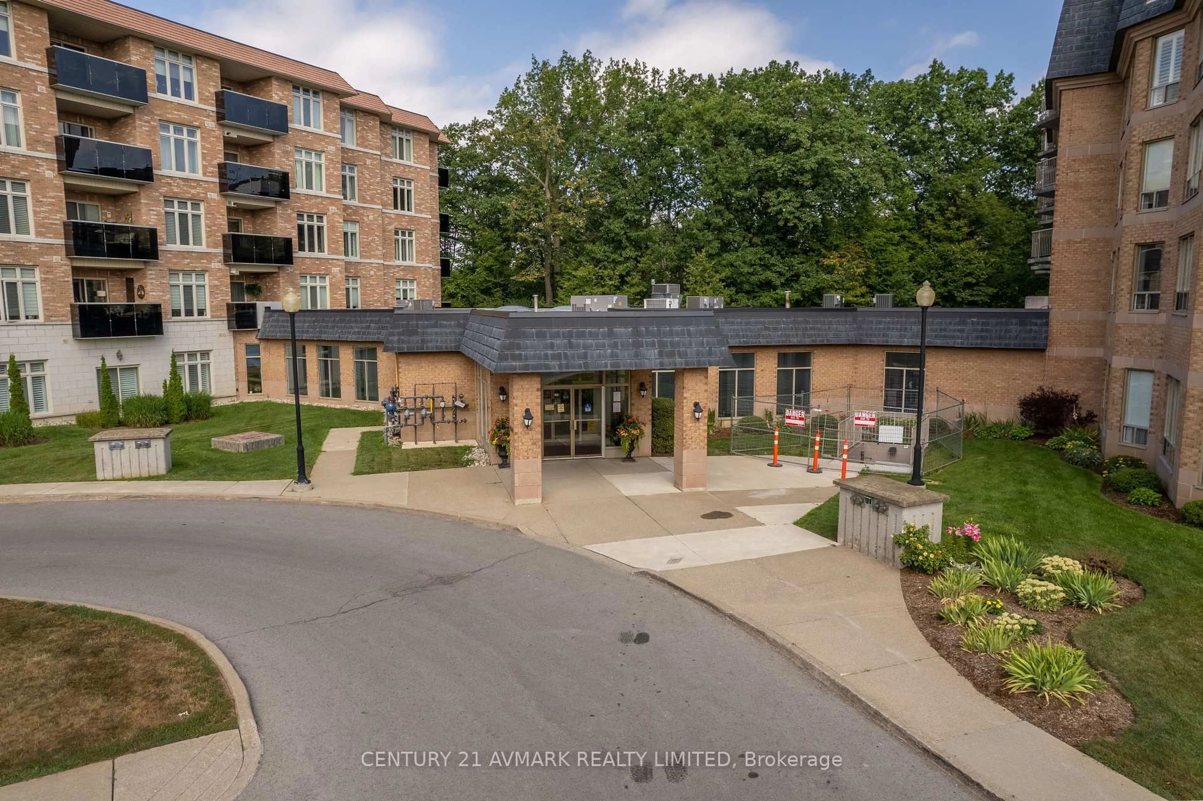 A pic from outside/outdoor area/front of a property/back of a property/a pic from drone, unknown for 8111 Forest Glen Dr #228, Niagara Falls Ontario L2H 2Y7