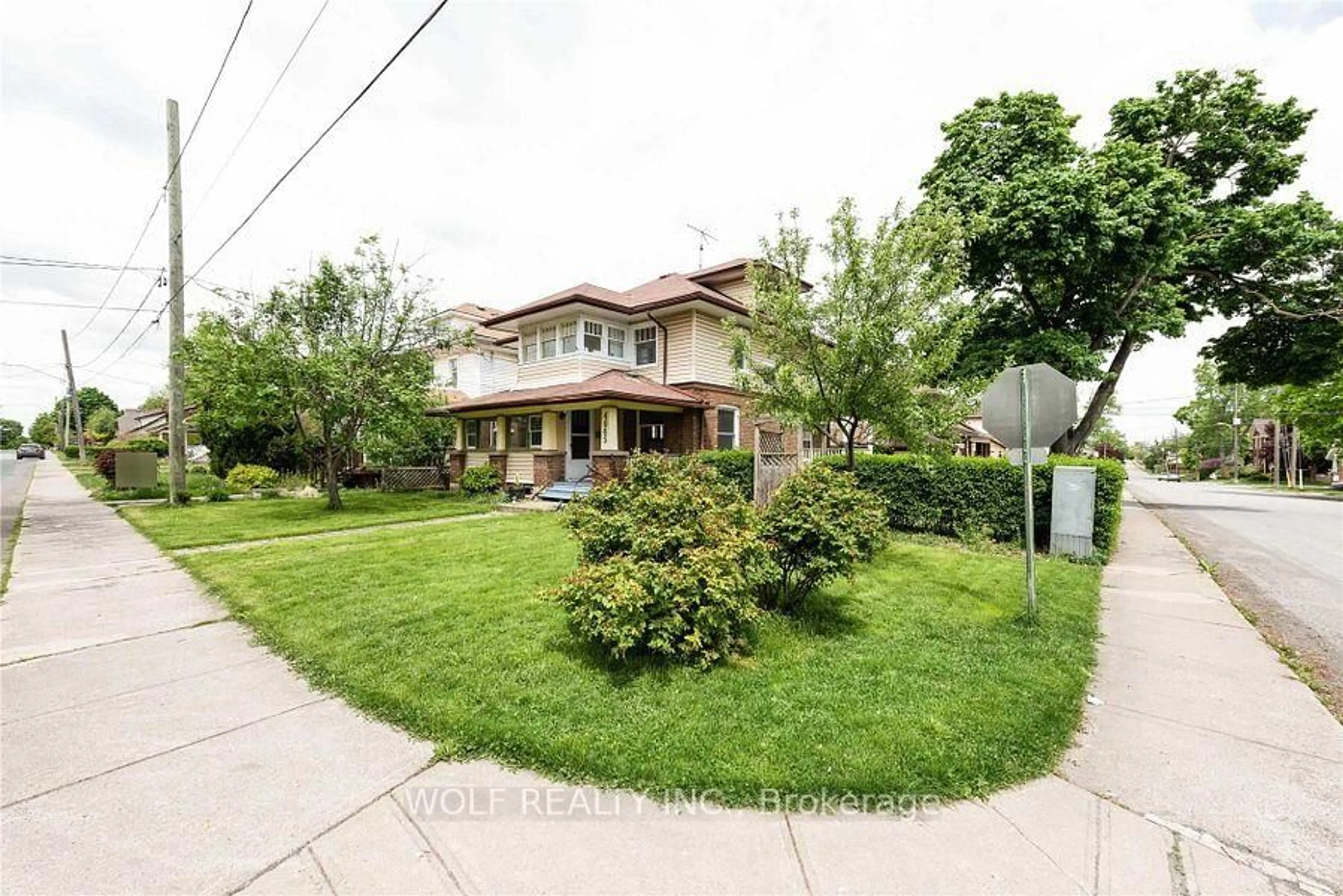 A pic from outside/outdoor area/front of a property/back of a property/a pic from drone, street for 4965 Jepson St, Niagara Falls Ontario L2E 1K3