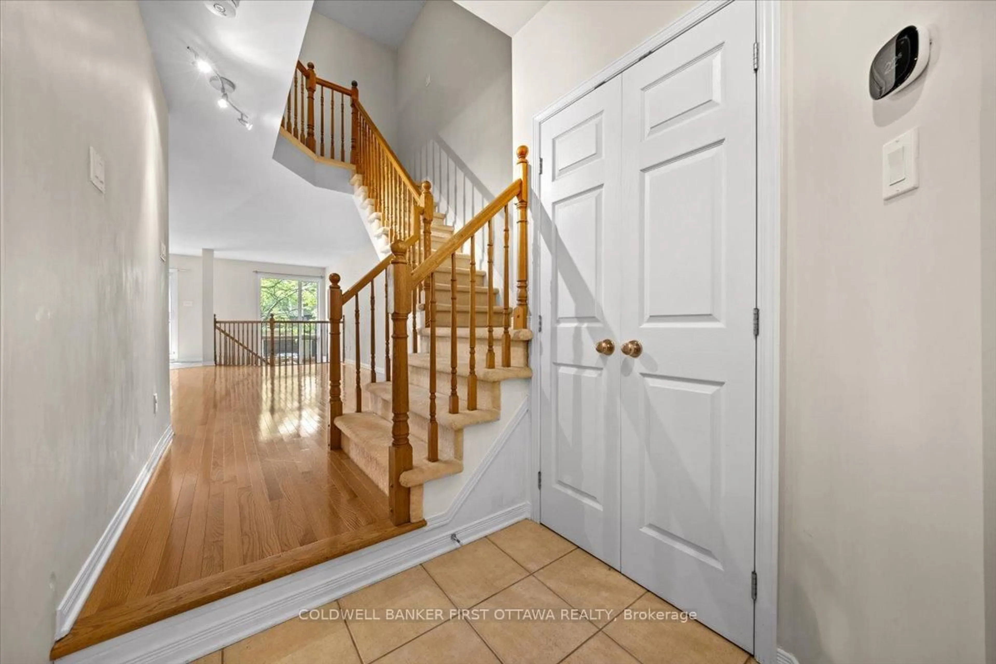 Indoor foyer for 18 MAXTON Private, Ottawa Ontario K1J 1J2