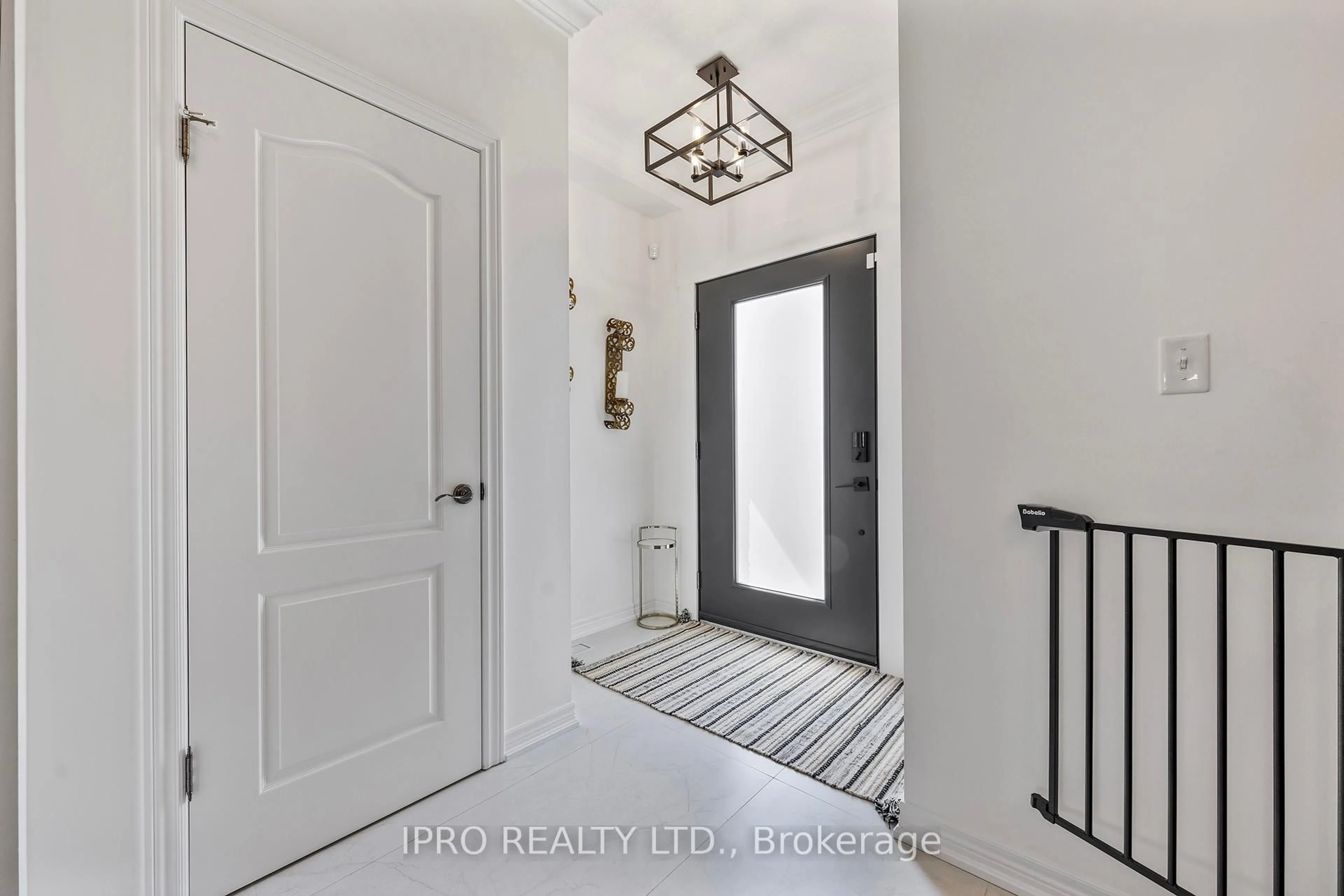 Indoor entryway for 121 Green Gate Blvd, Cambridge Ontario N1T 0C4