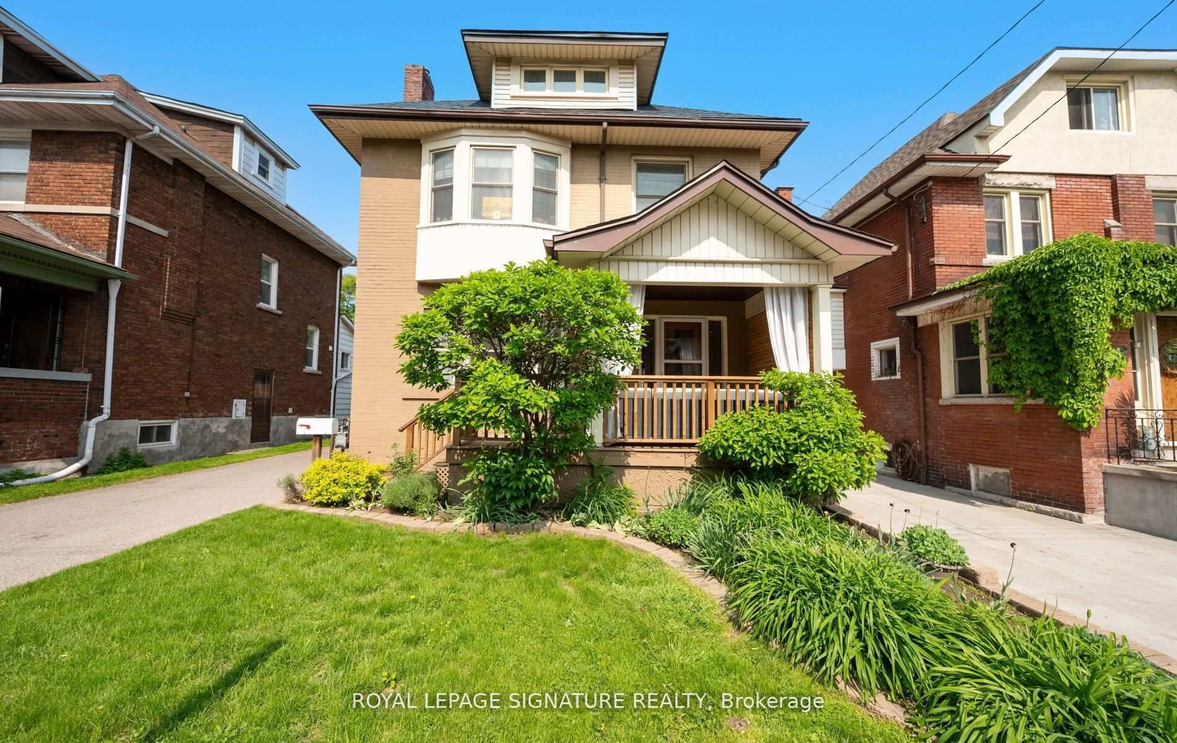 Home with brick exterior material, street for 124 Eastbourne Ave, Hamilton Ontario L8M 2M8
