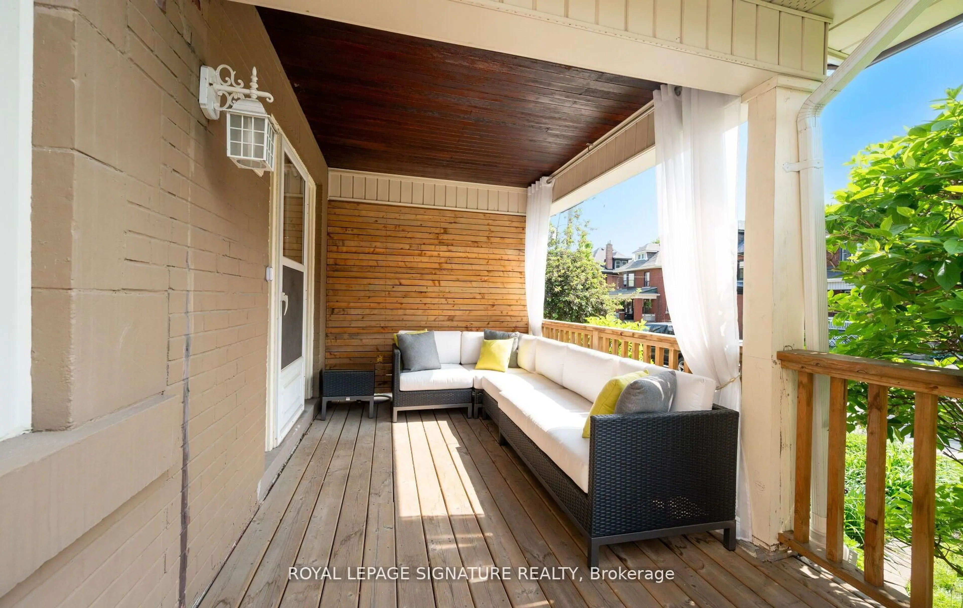 Patio, street for 124 Eastbourne Ave, Hamilton Ontario L8M 2M8
