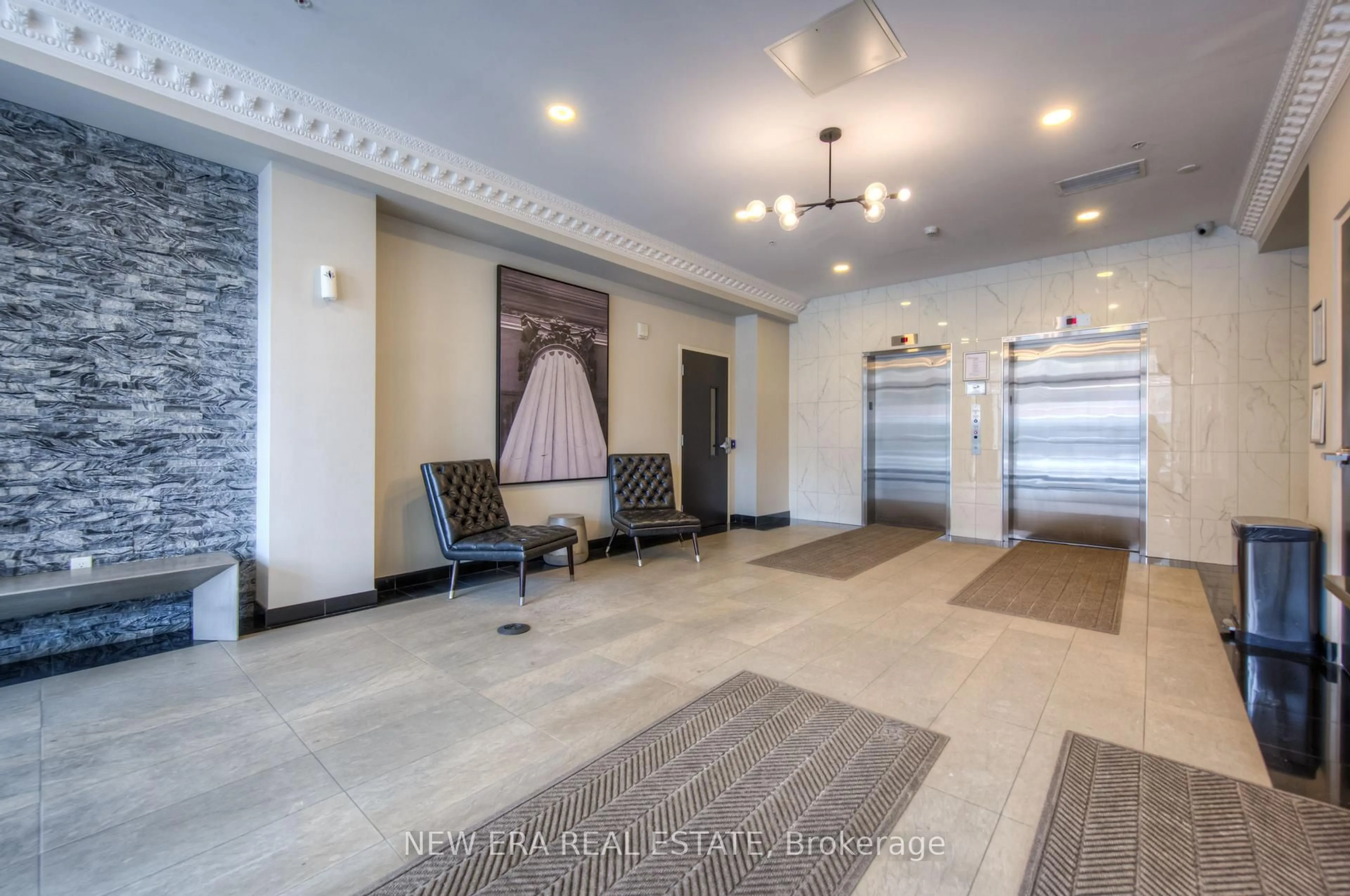 Indoor foyer for 112 King St #506, Hamilton Ontario L8N 1A8