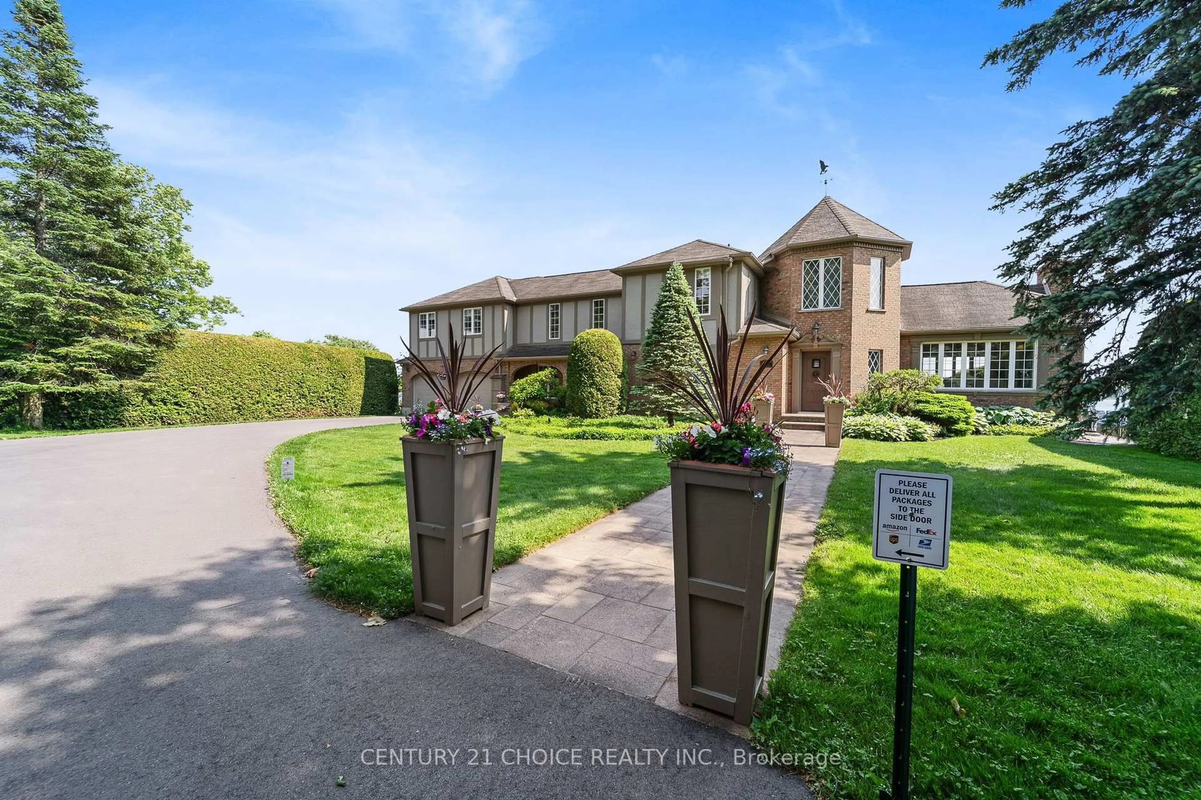 A pic from outside/outdoor area/front of a property/back of a property/a pic from drone, street for 1737 Queen St, Sault Ste Marie Ontario P6A 2G8