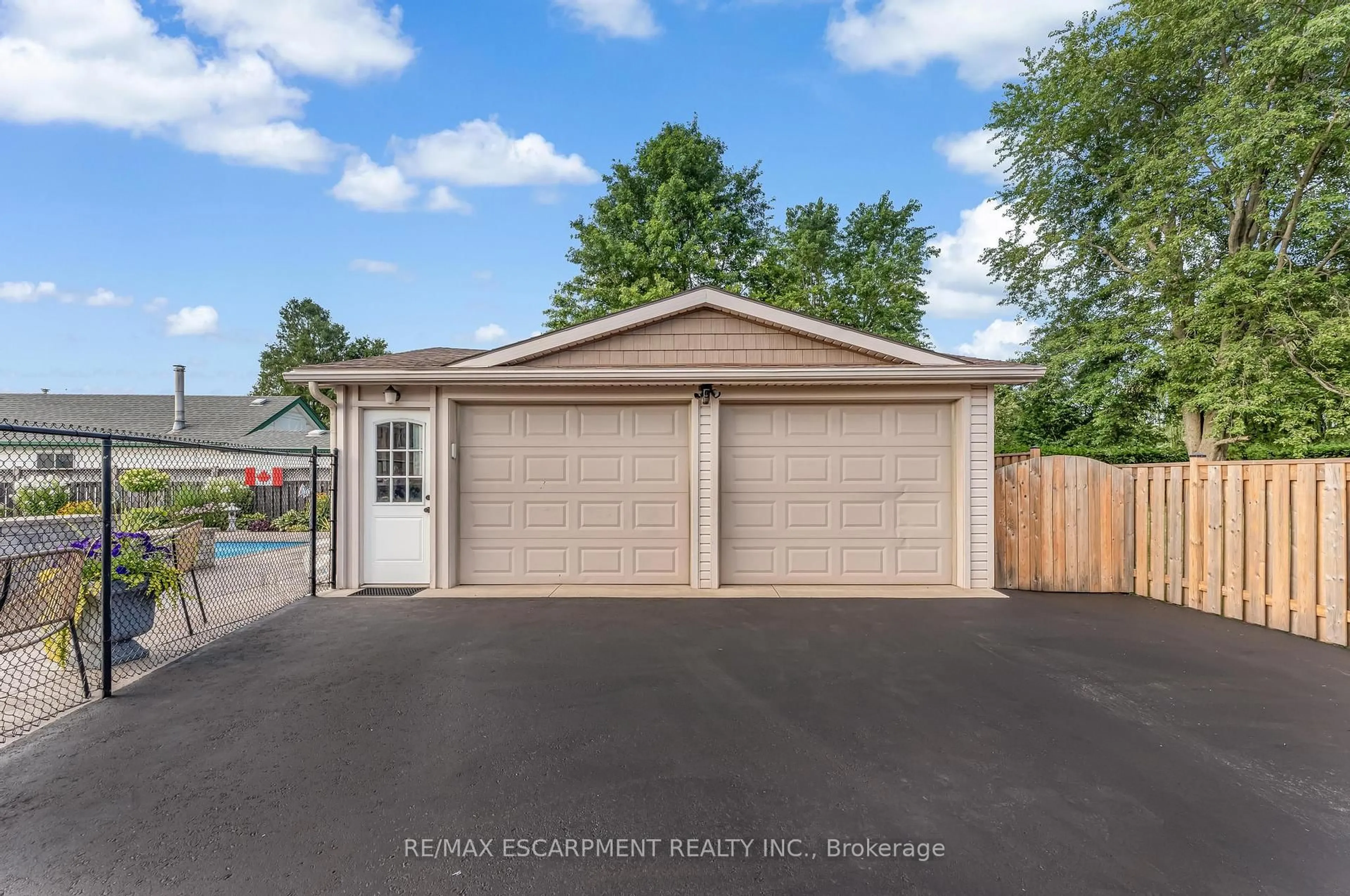 Indoor garage for 9924 Dickenson Rd, Hamilton Ontario L0R 1W0
