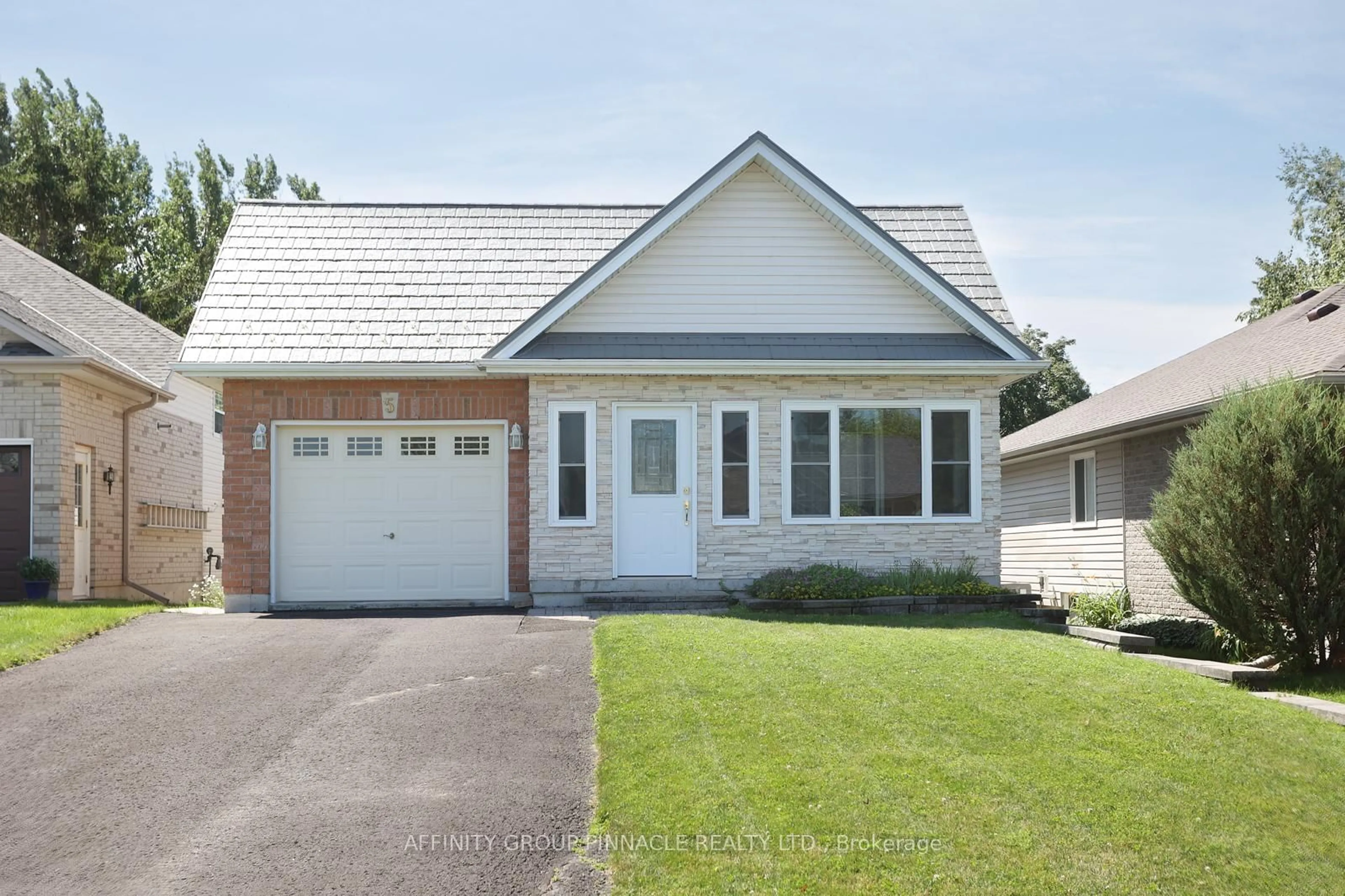 Home with vinyl exterior material, street for 5 Susan Crt, Kawartha Lakes Ontario K9V 4H1