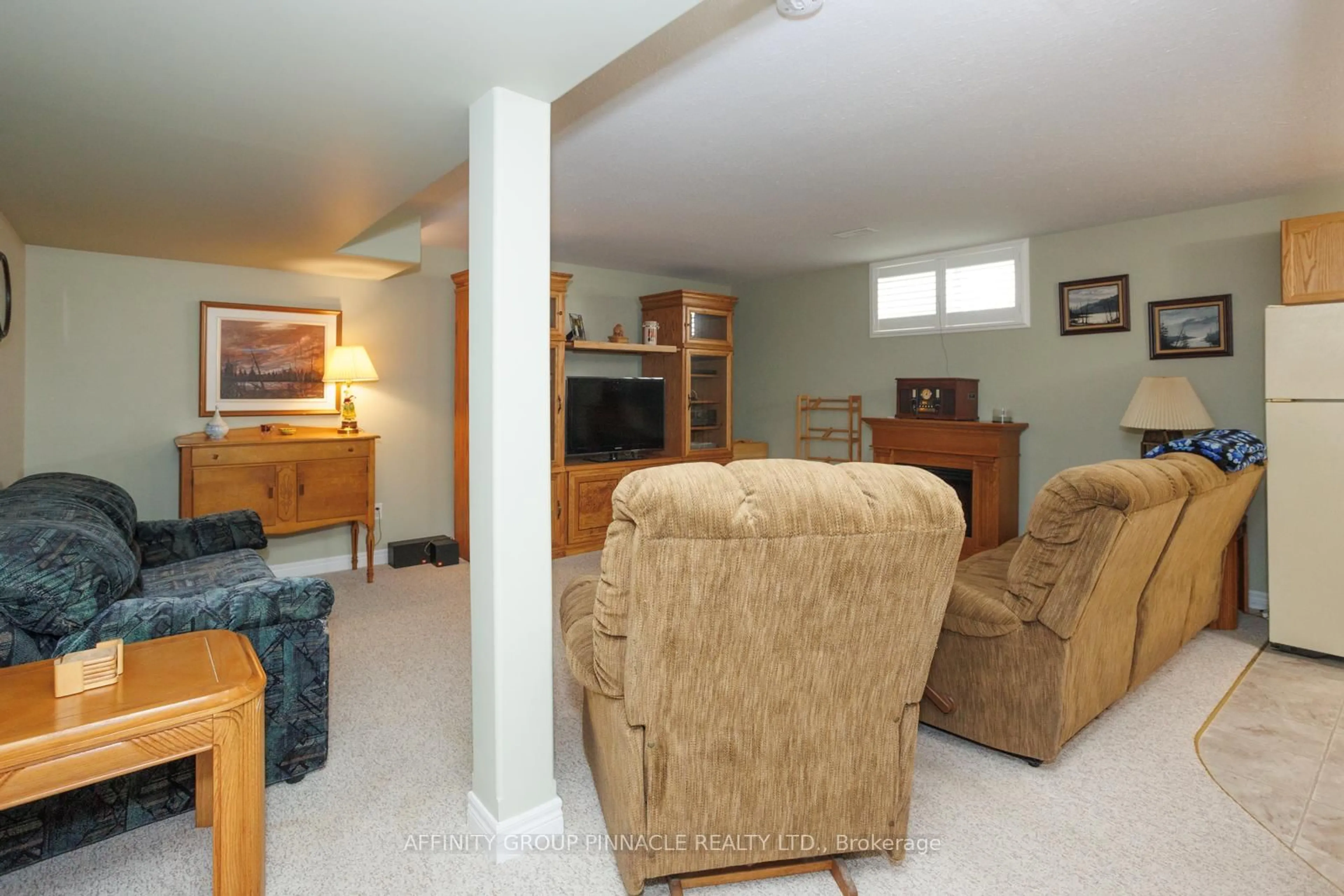 Living room with furniture, unknown for 5 Susan Crt, Kawartha Lakes Ontario K9V 4H1
