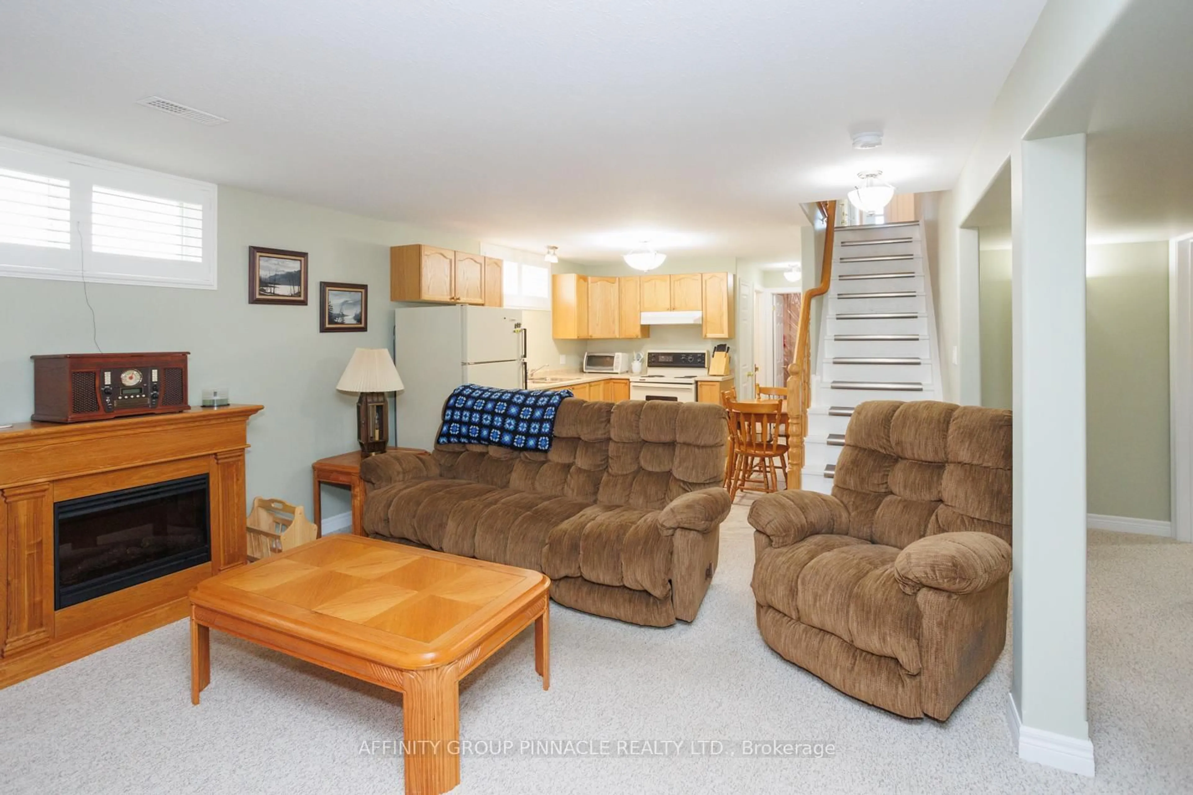 Living room with furniture, unknown for 5 Susan Crt, Kawartha Lakes Ontario K9V 4H1