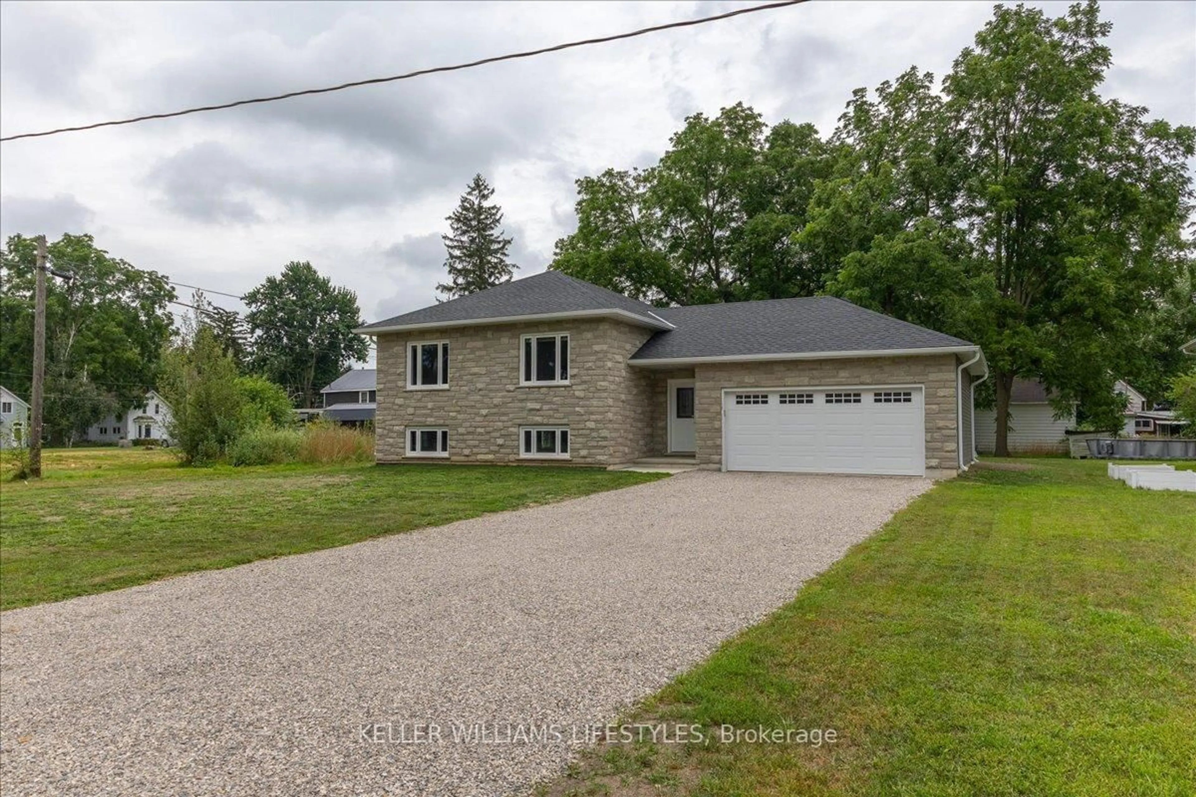 A pic from outside/outdoor area/front of a property/back of a property/a pic from drone, street for 229 Walnut St, Chatham-Kent Ontario N0P 1C0