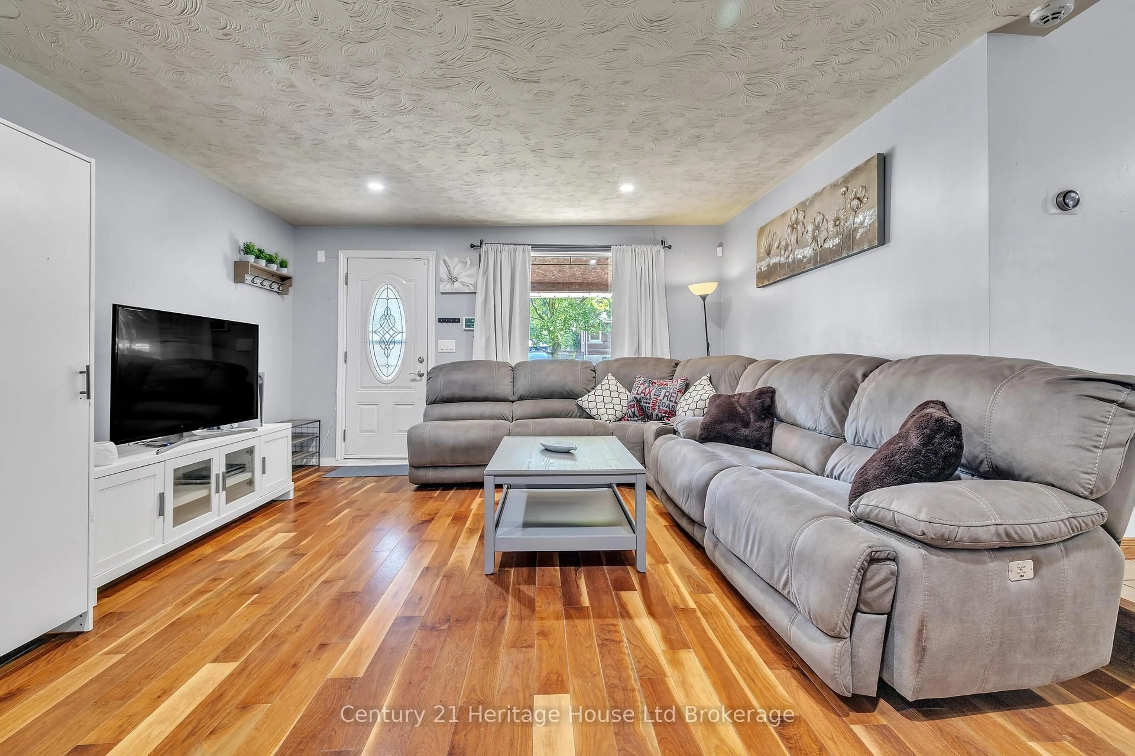 Living room with furniture, unknown for 341 Hay St, Woodstock Ontario N4S 2C2
