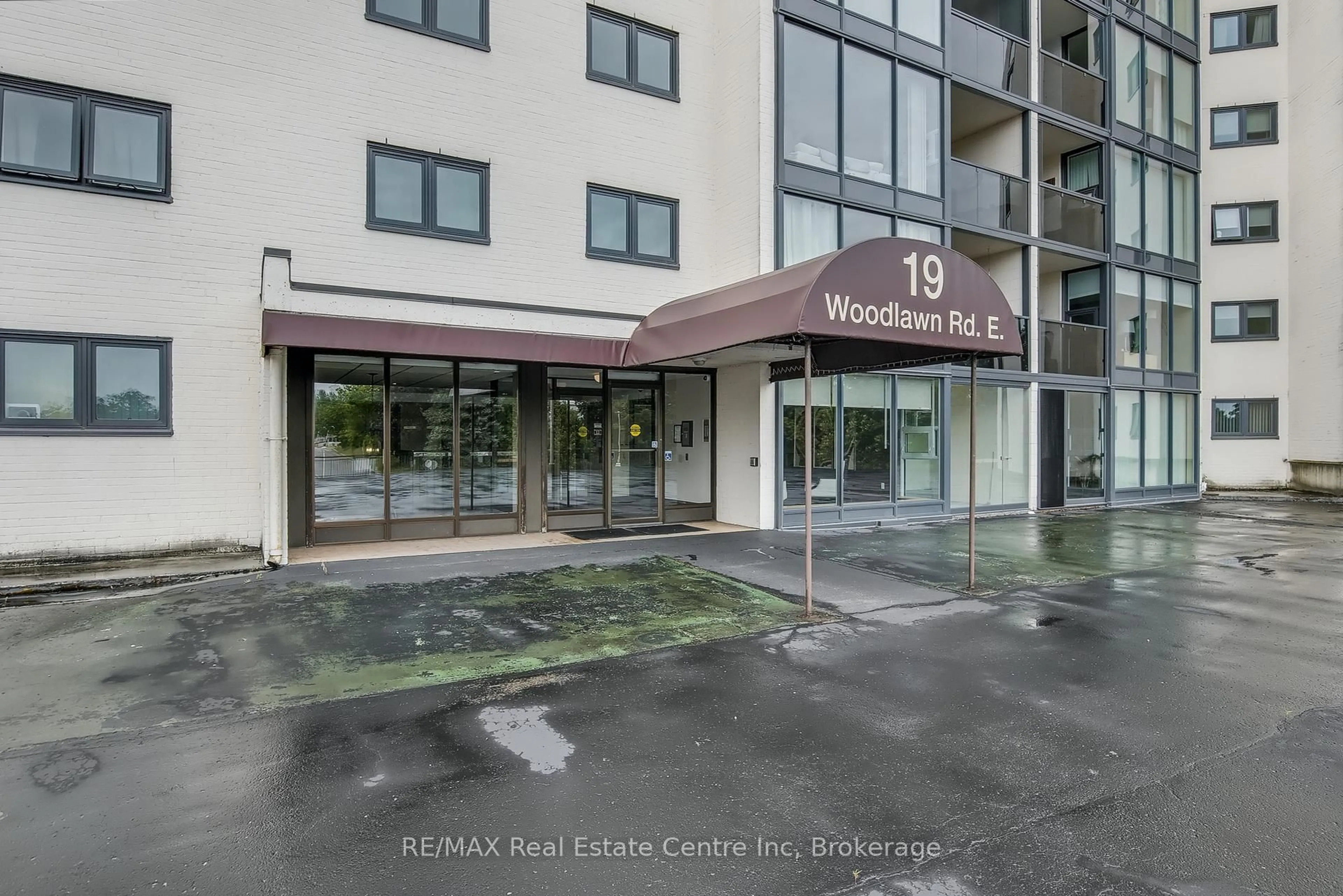 Indoor foyer for 19 Woodlawn Rd #214, Guelph Ontario N1H 1G6