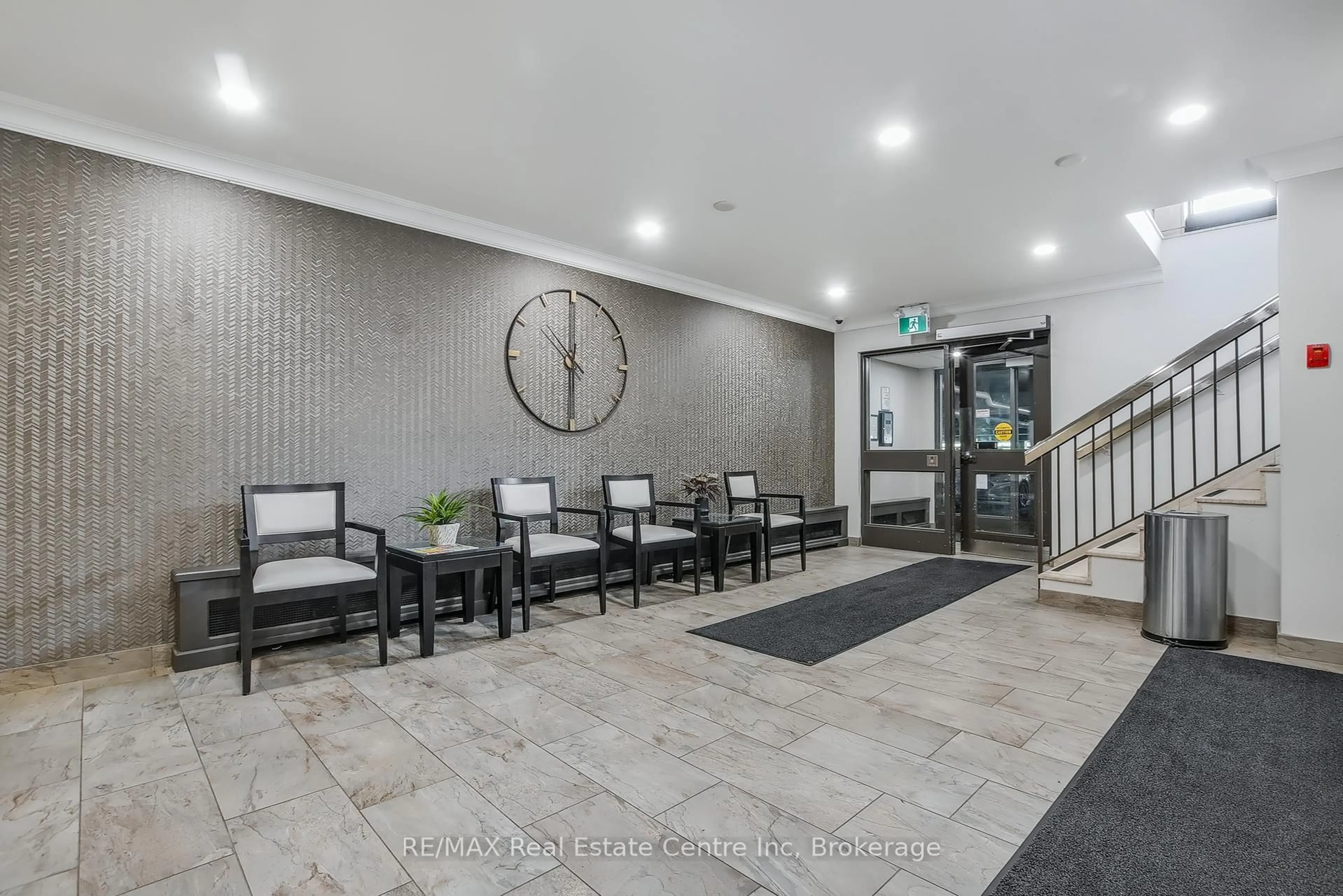 Indoor foyer for 19 Woodlawn Rd #214, Guelph Ontario N1H 1G6
