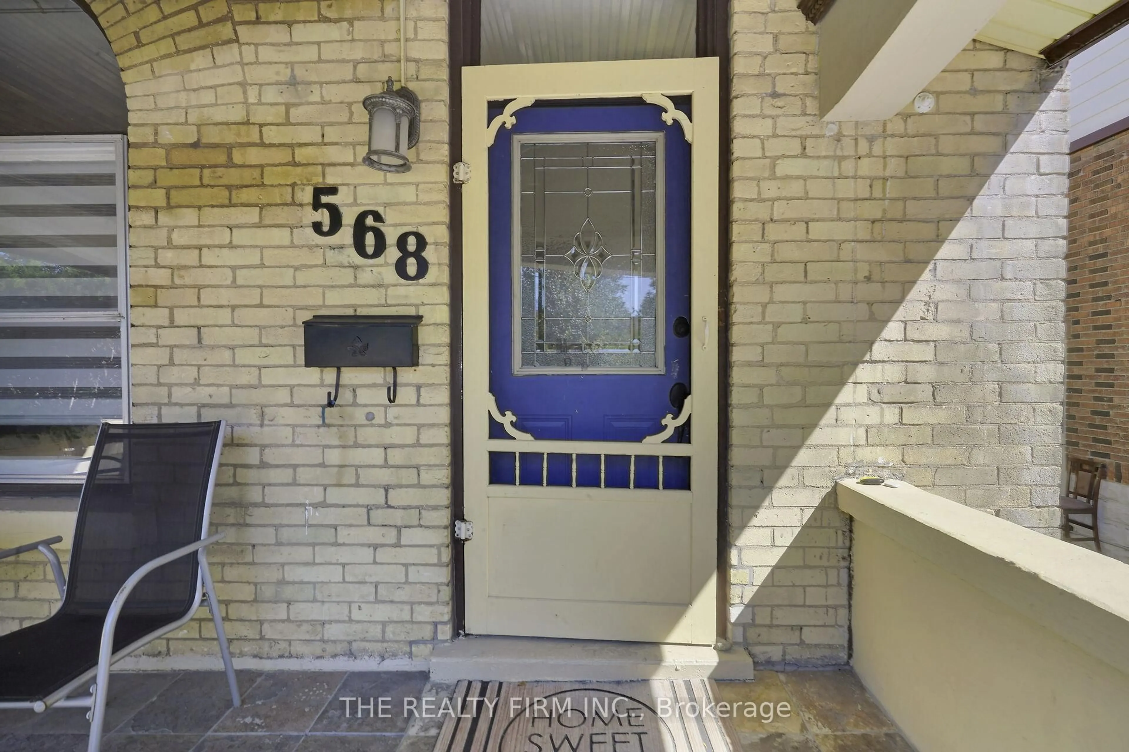 Indoor entryway for 568 Piccadilly St, London East Ontario N5Y 3G8