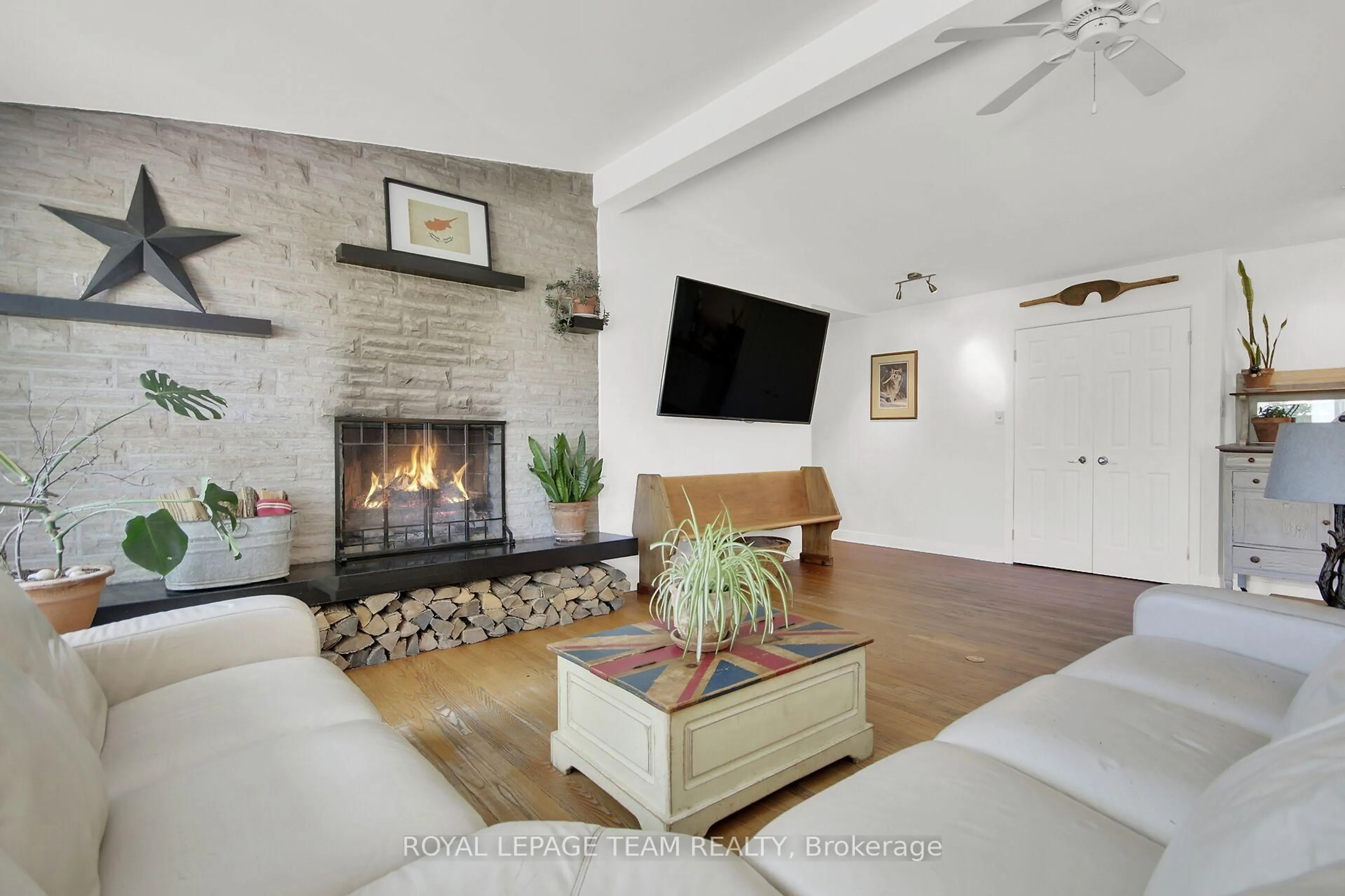 Living room with furniture, unknown for 1063 Island View Dr, Manotick Ontario K4M 1J8