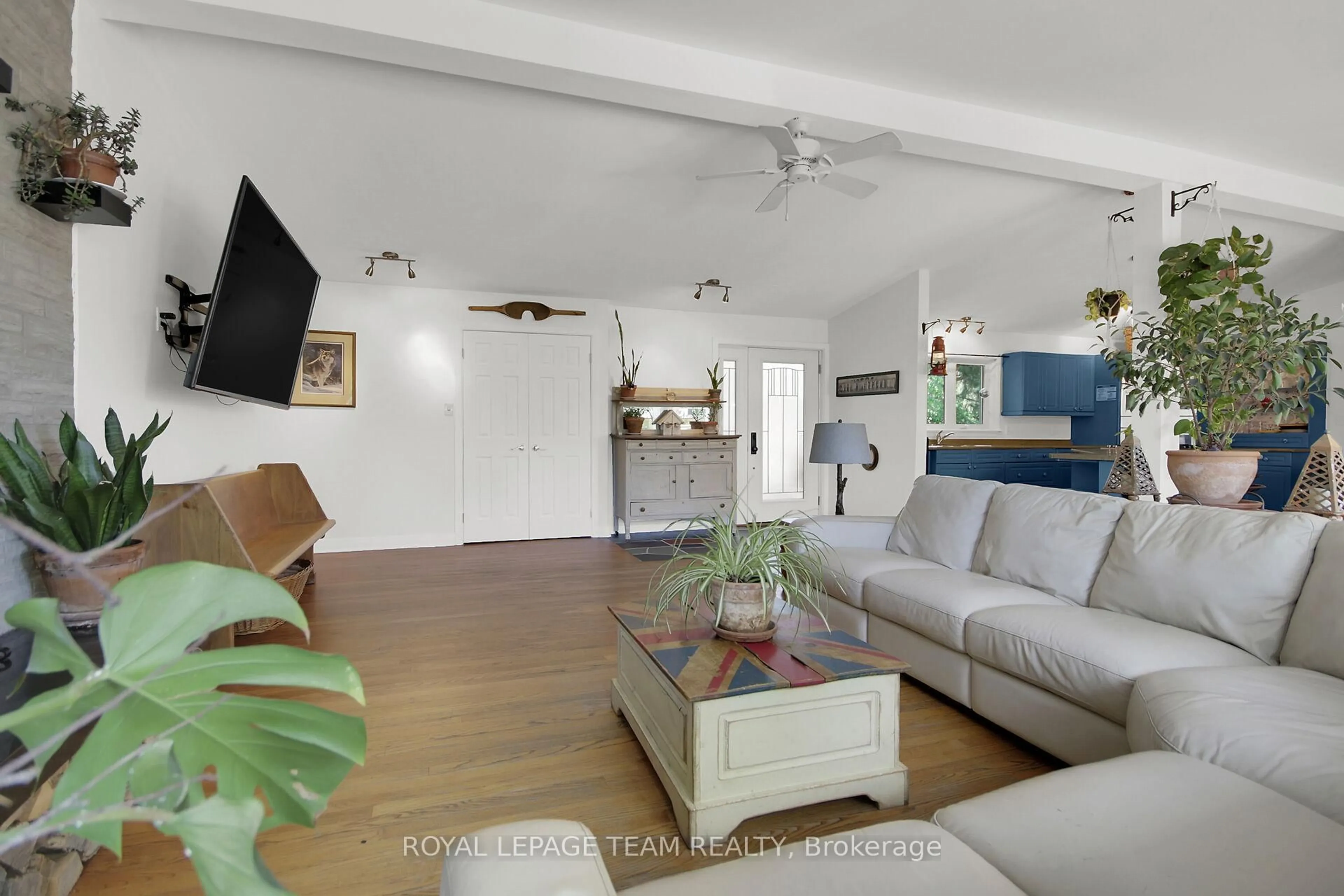 Living room with furniture, unknown for 1063 Island View Dr, Manotick Ontario K4M 1J8