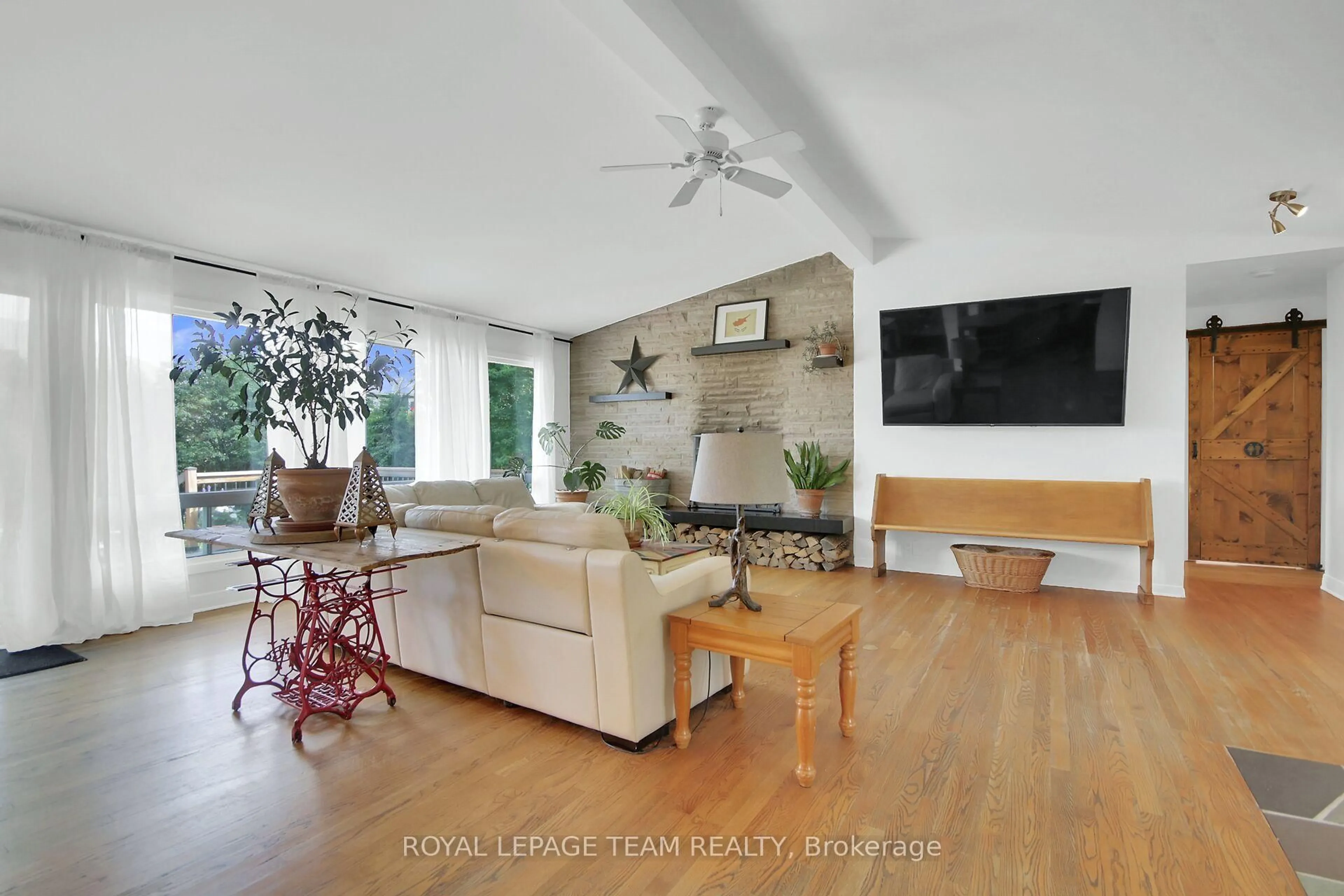 Living room with furniture, unknown for 1063 Island View Dr, Manotick Ontario K4M 1J8