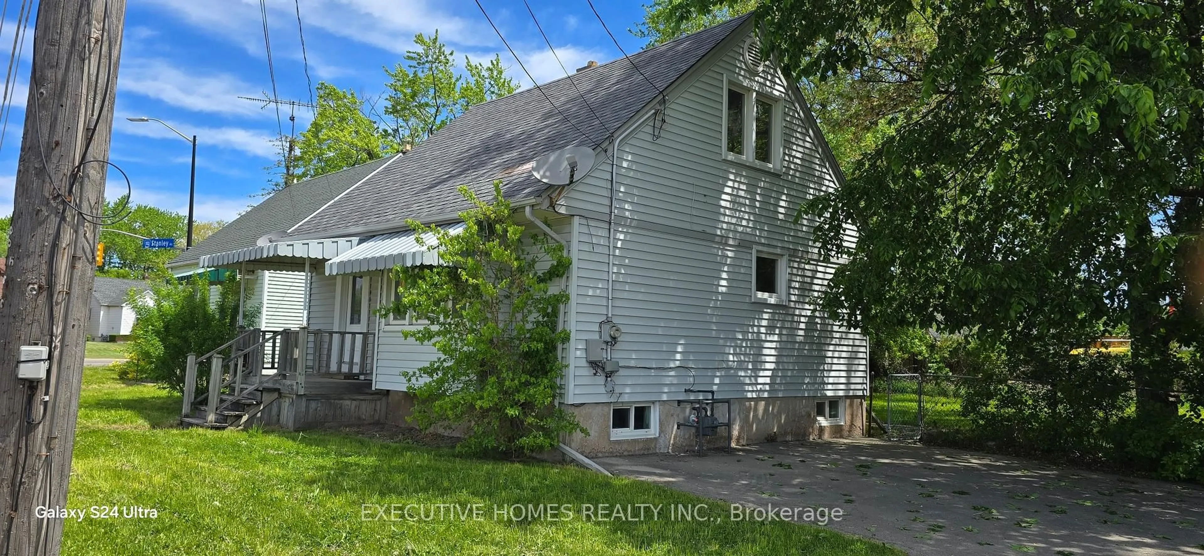 A pic from outside/outdoor area/front of a property/back of a property/a pic from drone, street for 5176 Stanley Ave, Niagara Falls Ontario L2E 5A4