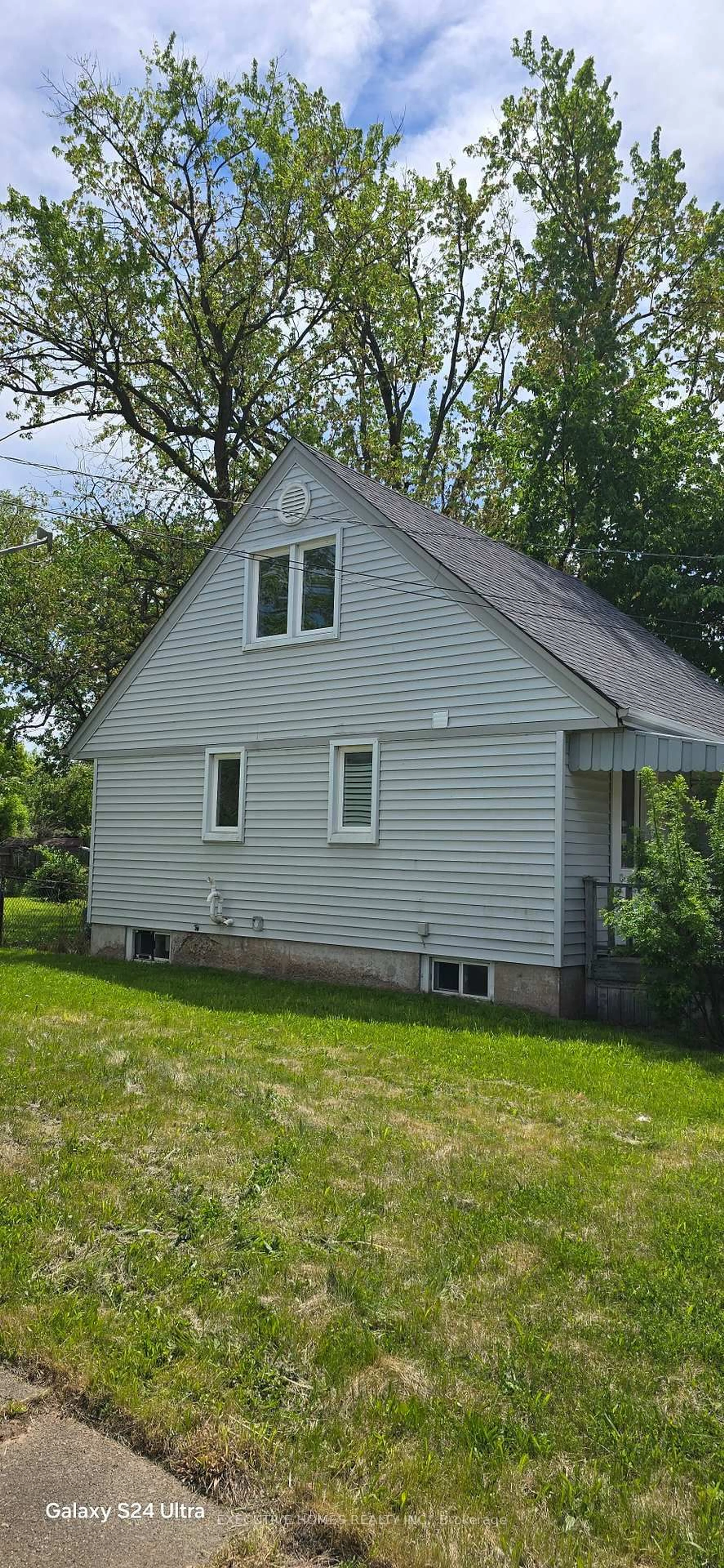 Home with vinyl exterior material, building for 5176 Stanley Ave, Niagara Falls Ontario L2E 5A4