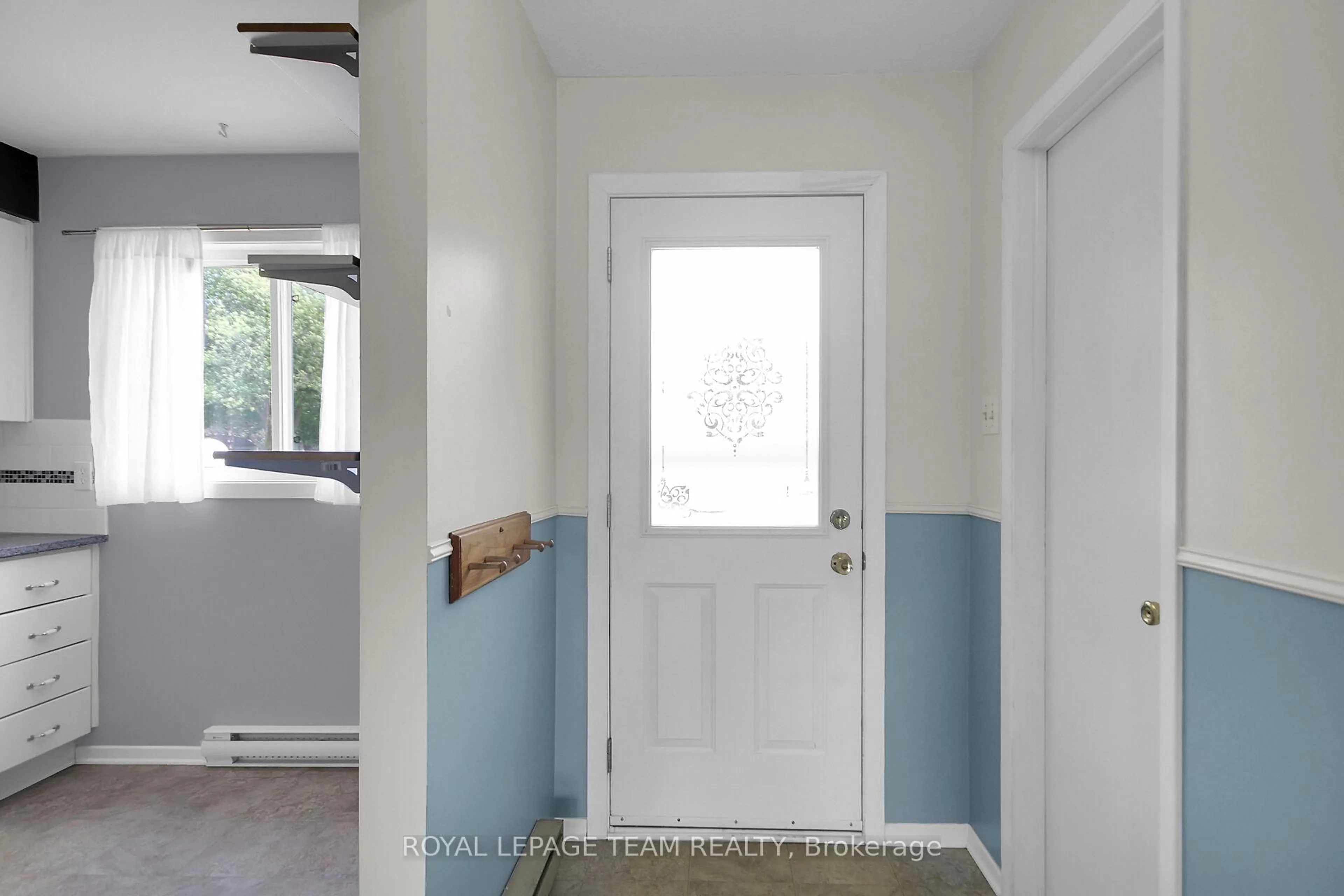 Indoor entryway for 23 Sonnet Cres #F, Ottawa Ontario K2H 8W8