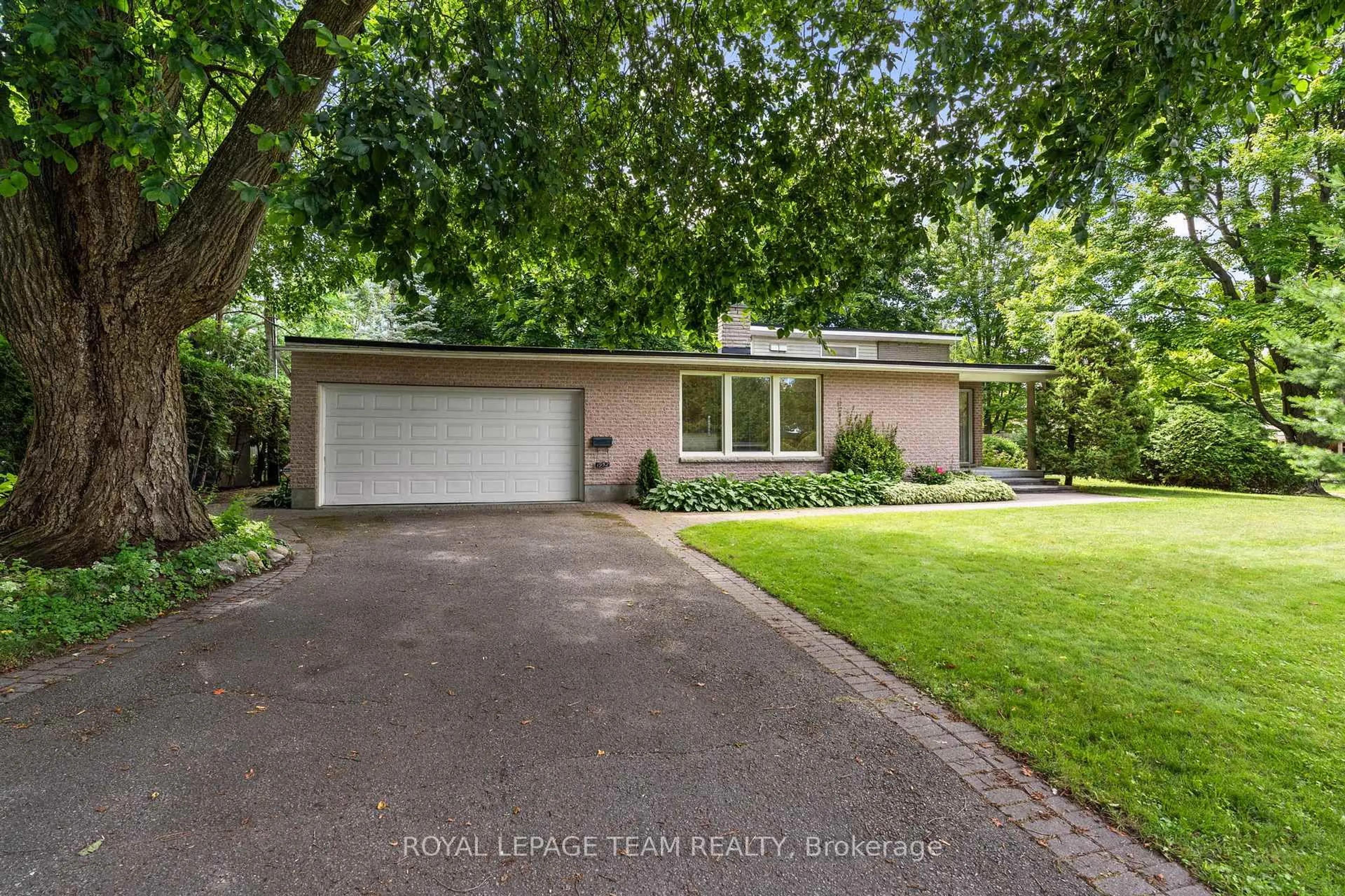 Unknown for 1952 Fairbanks Ave, Ottawa Ontario K1H 5Y4