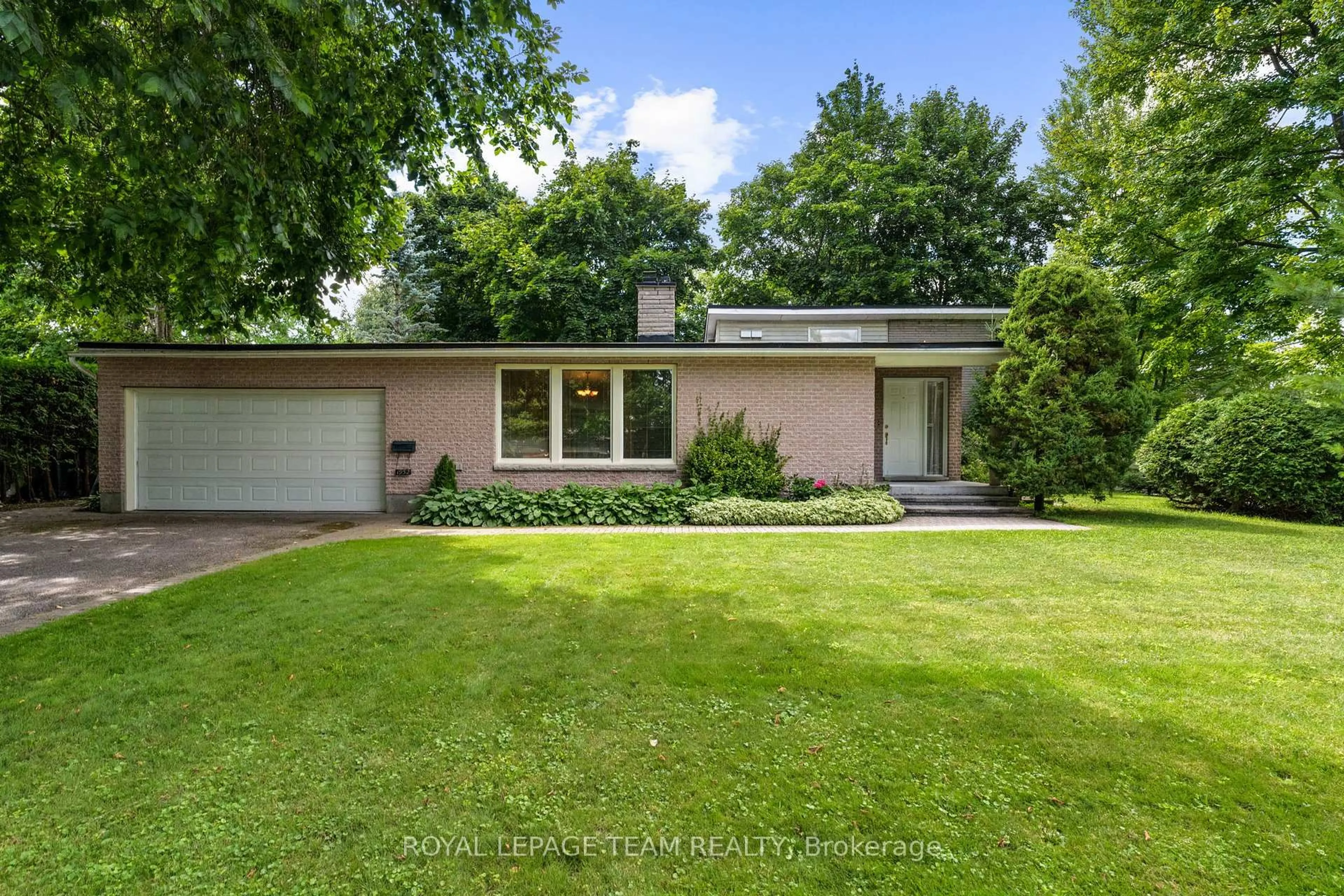 A pic from outside/outdoor area/front of a property/back of a property/a pic from drone, street for 1952 Fairbanks Ave, Ottawa Ontario K1H 5Y4