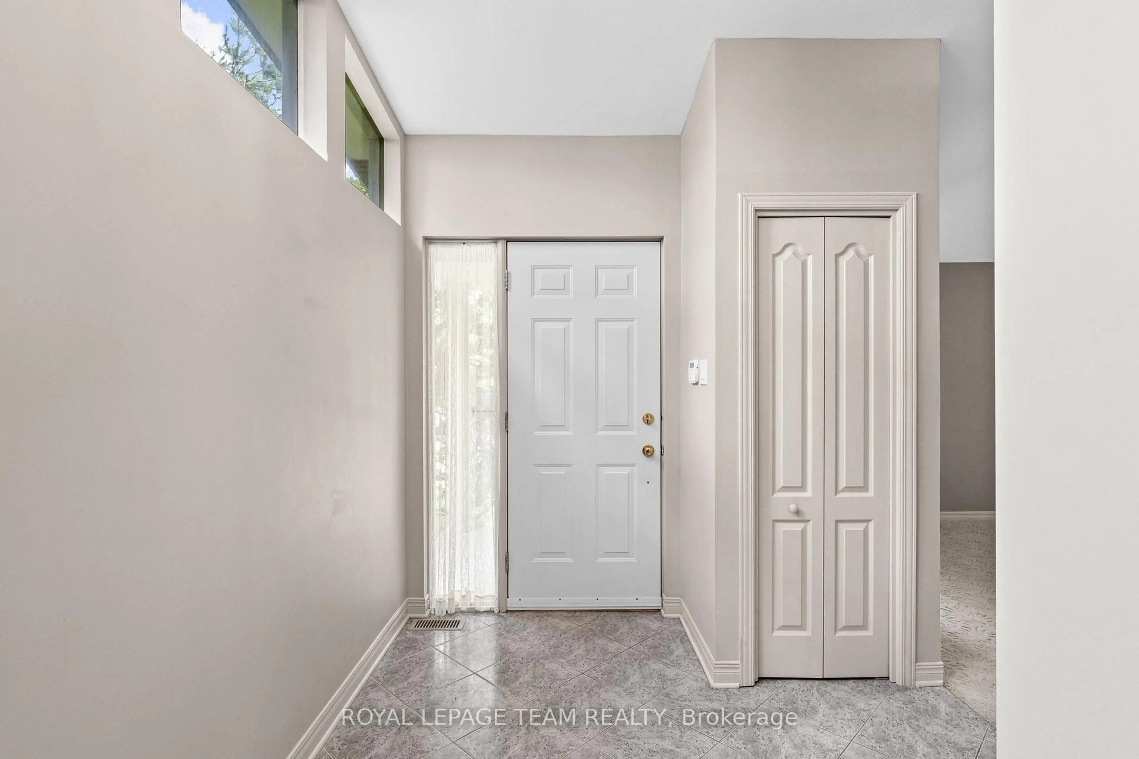 Indoor entryway for 1952 Fairbanks Ave, Ottawa Ontario K1H 5Y4