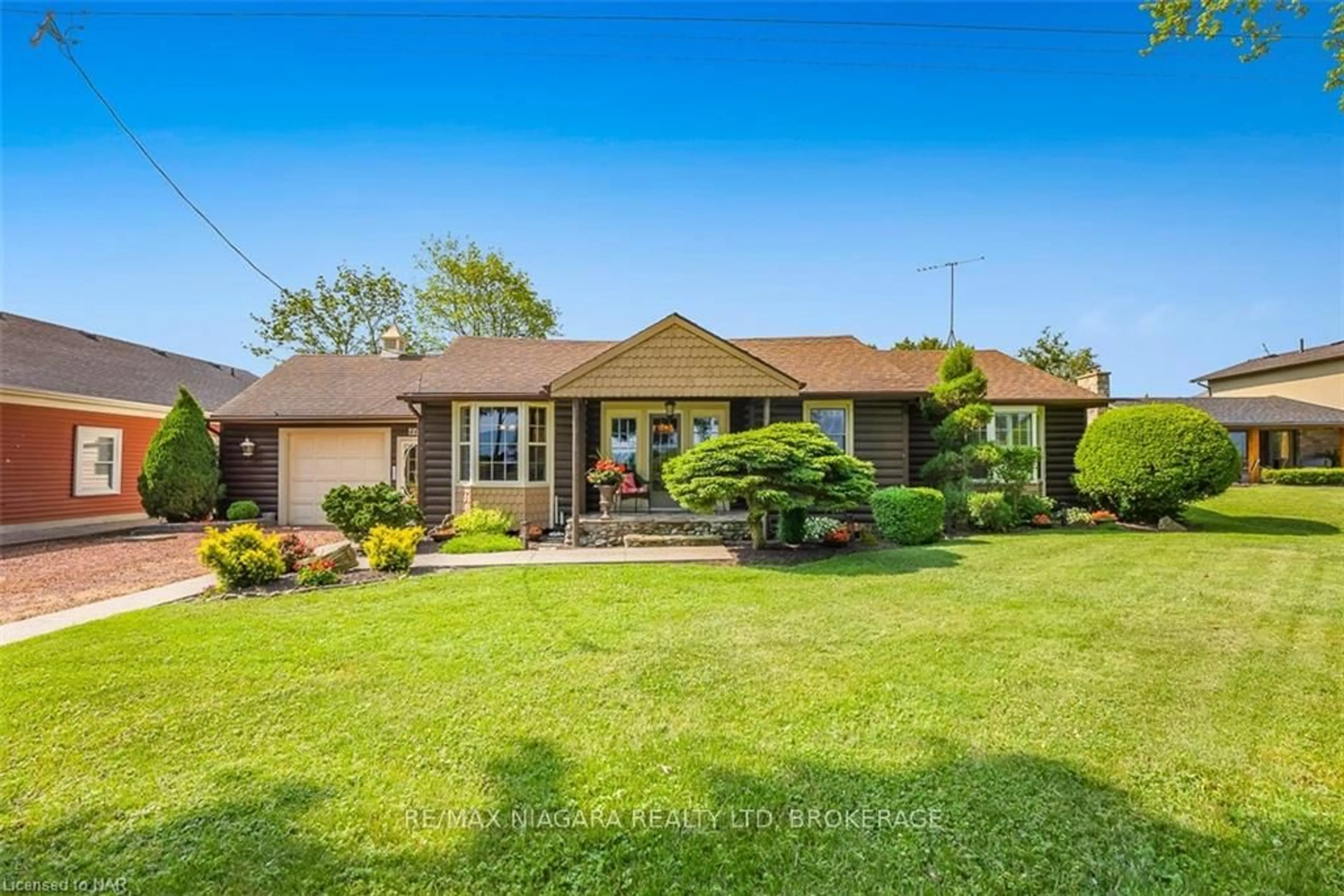 A pic from outside/outdoor area/front of a property/back of a property/a pic from drone, street for 4446 Lakeside Dr, Lincoln Ontario L3J 0X7