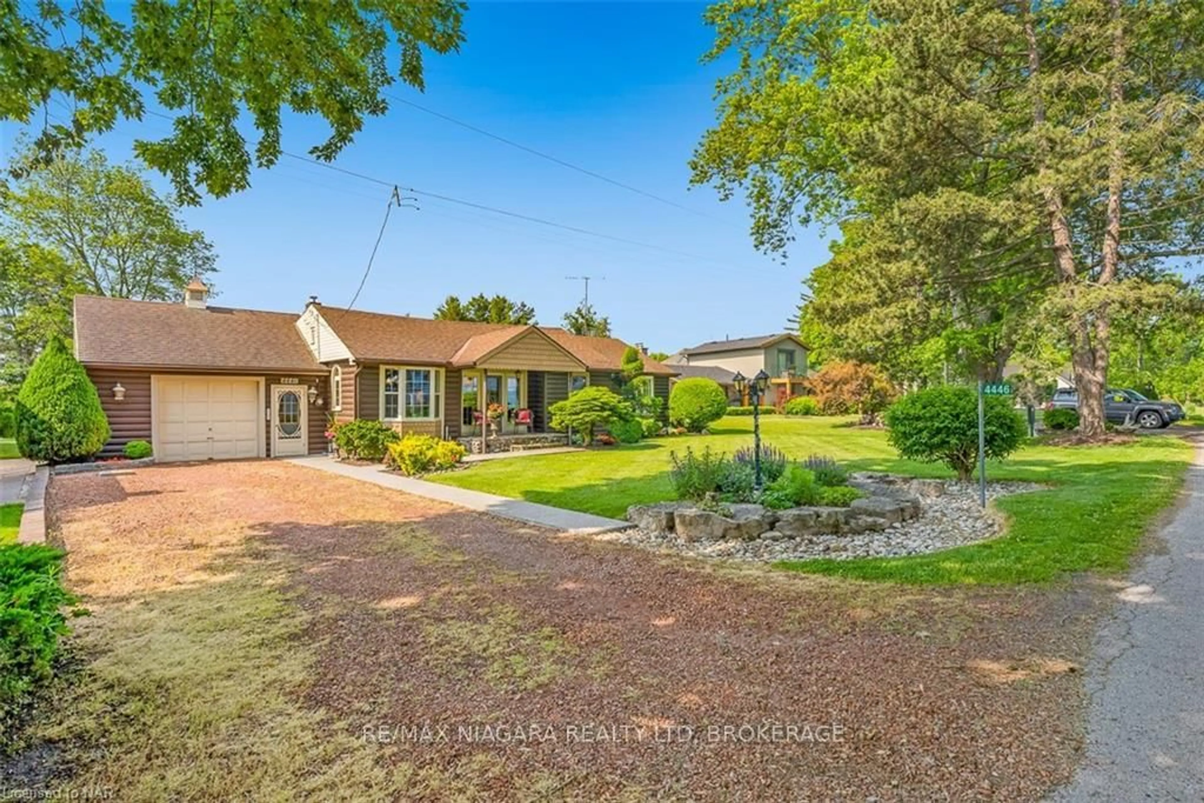 A pic from outside/outdoor area/front of a property/back of a property/a pic from drone, street for 4446 Lakeside Dr, Lincoln Ontario L3J 0X7