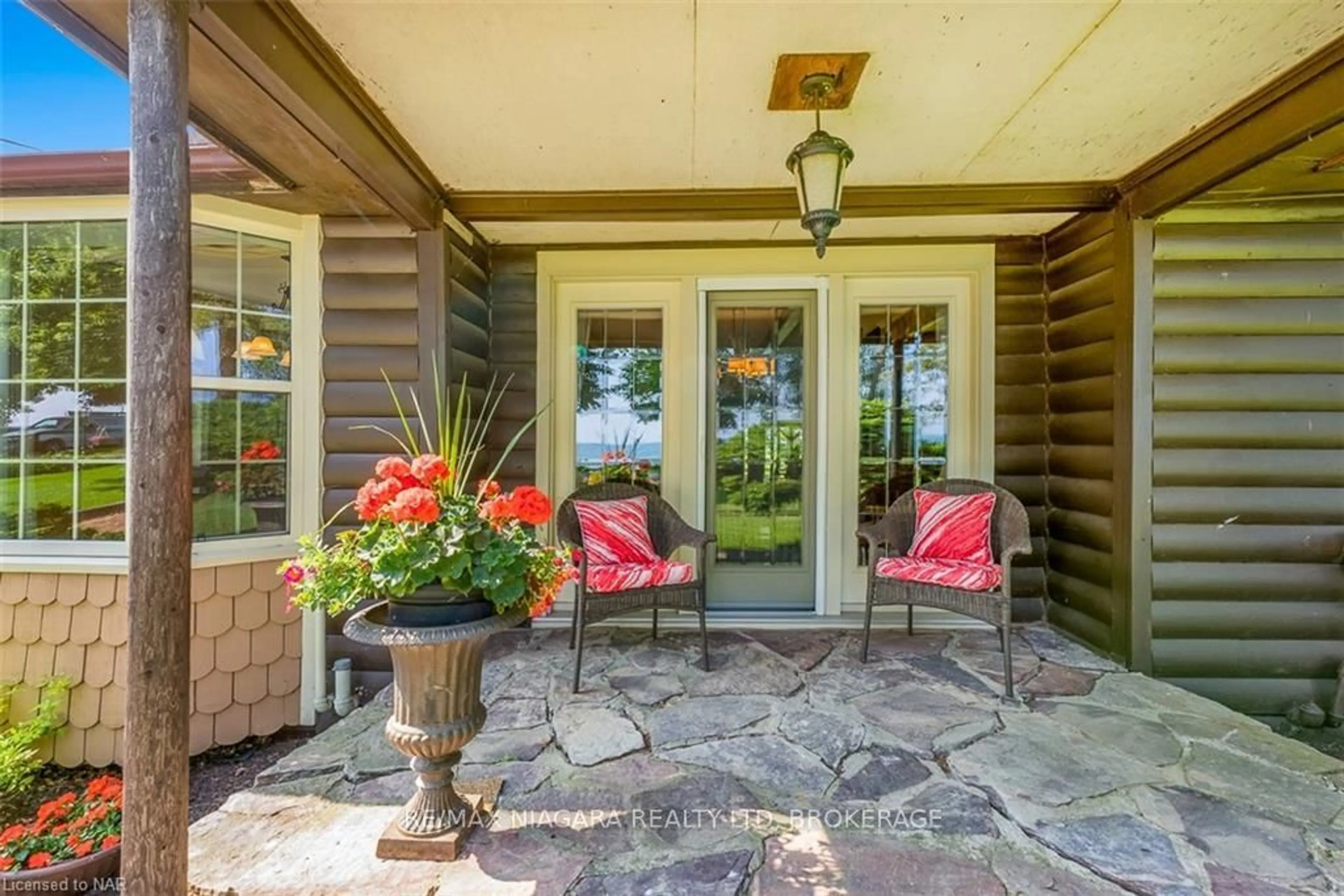 Indoor entryway for 4446 Lakeside Dr, Lincoln Ontario L3J 0X7