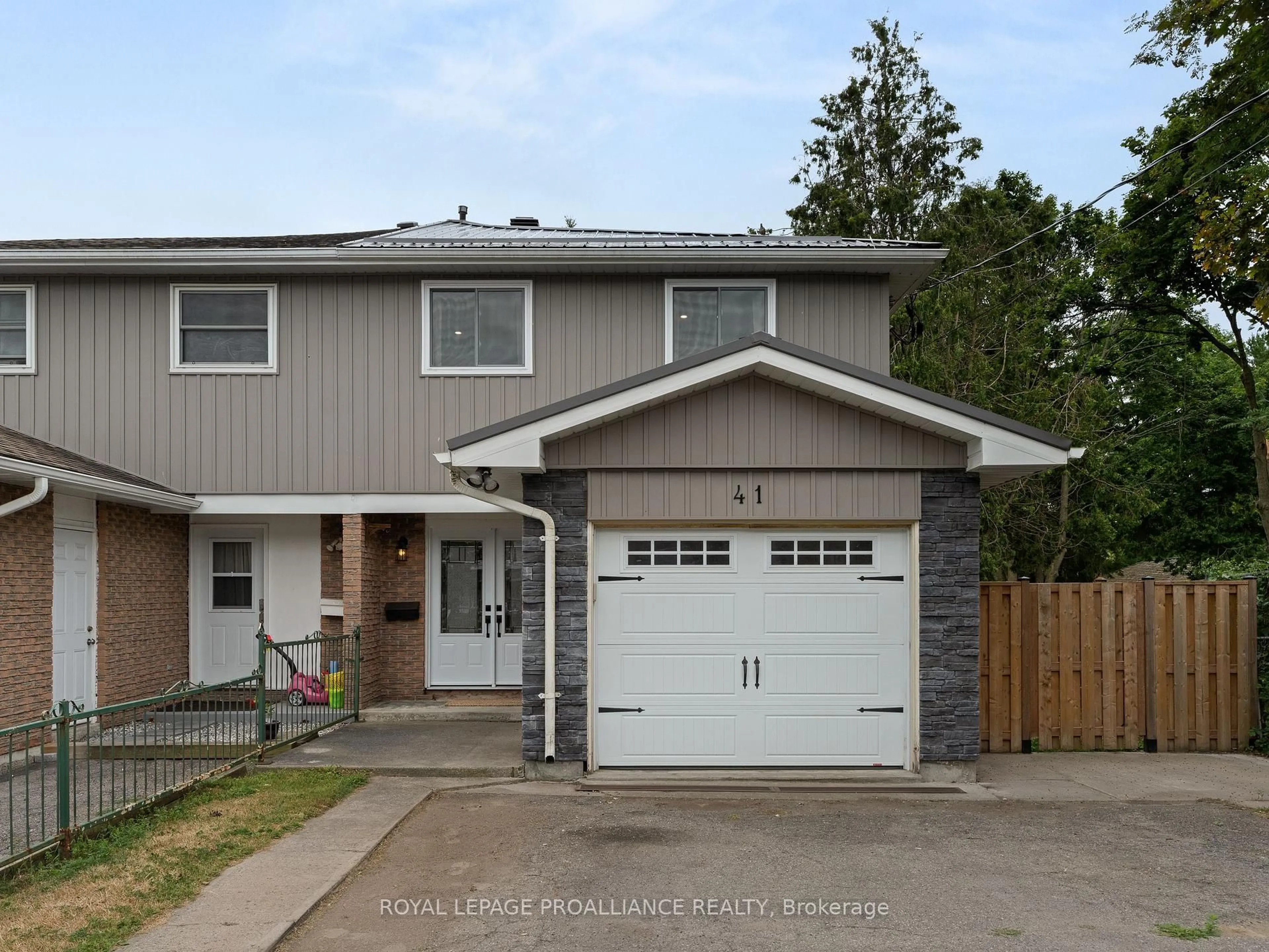 Home with vinyl exterior material, street for 41 Highland Dr, Port Hope Ontario L1A 2B3