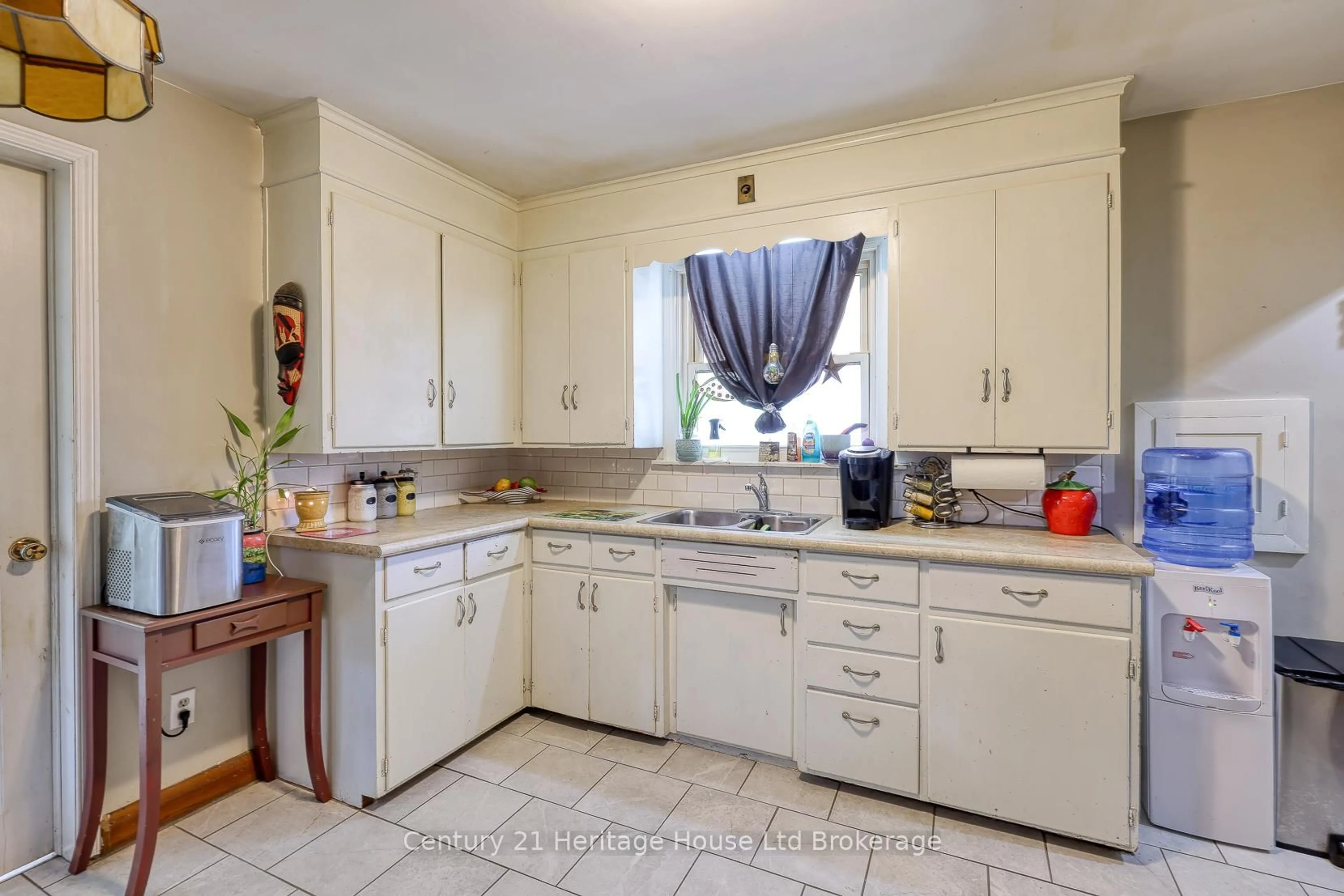 Standard kitchen, ceramic/tile floor for 252 Fifth Ave, Woodstock Ontario N4S 2G1