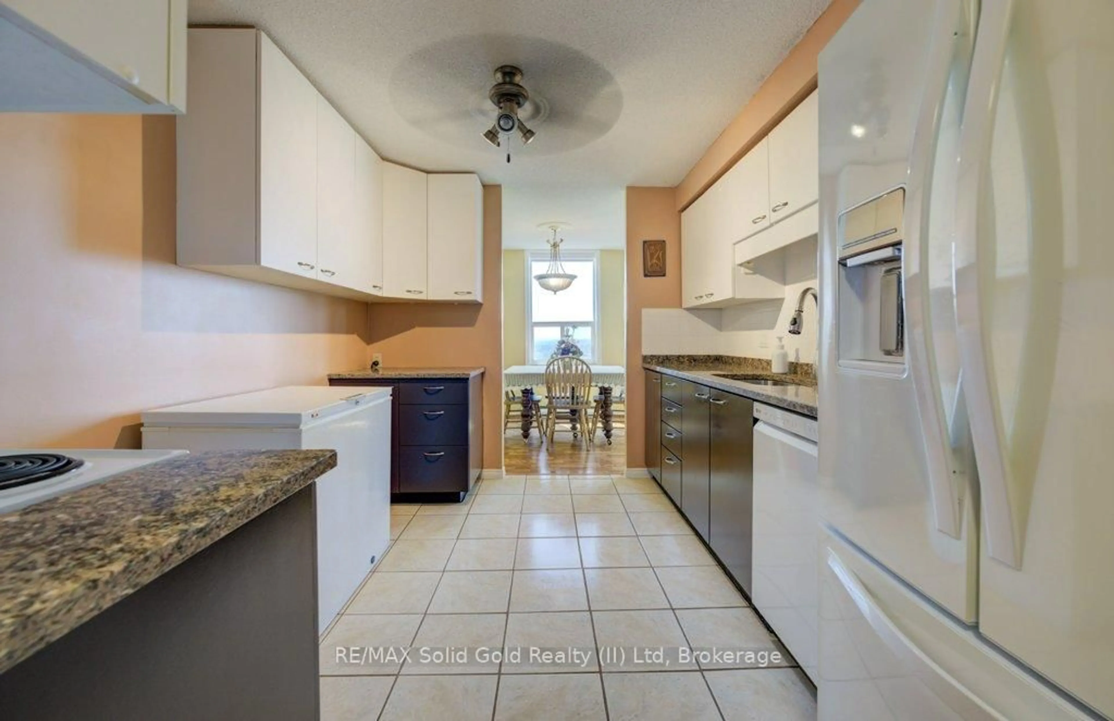 Standard kitchen, ceramic/tile floor for 55 Green Valley Dr #1710, Kitchener Ontario N2P 1Z6