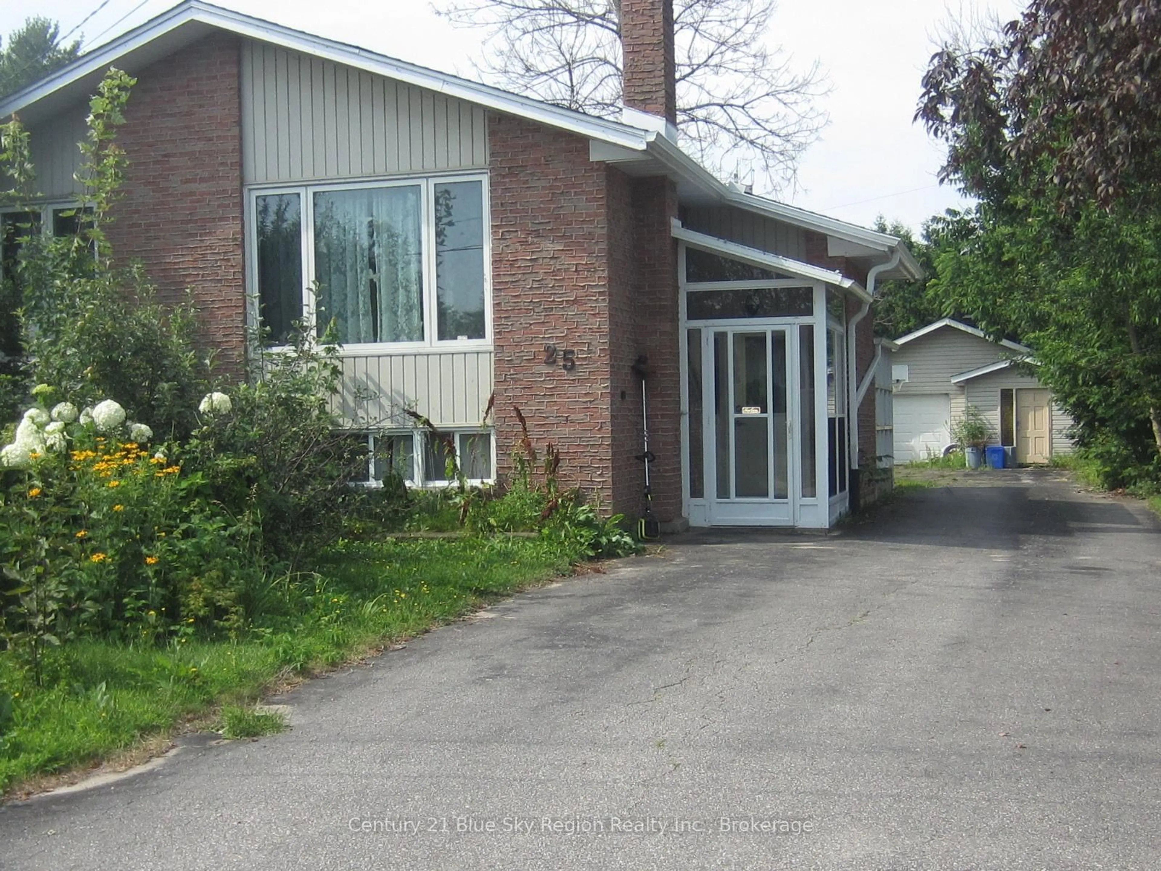 Indoor foyer for 25 Beaver Cres, North Bay Ontario P1A 3N1