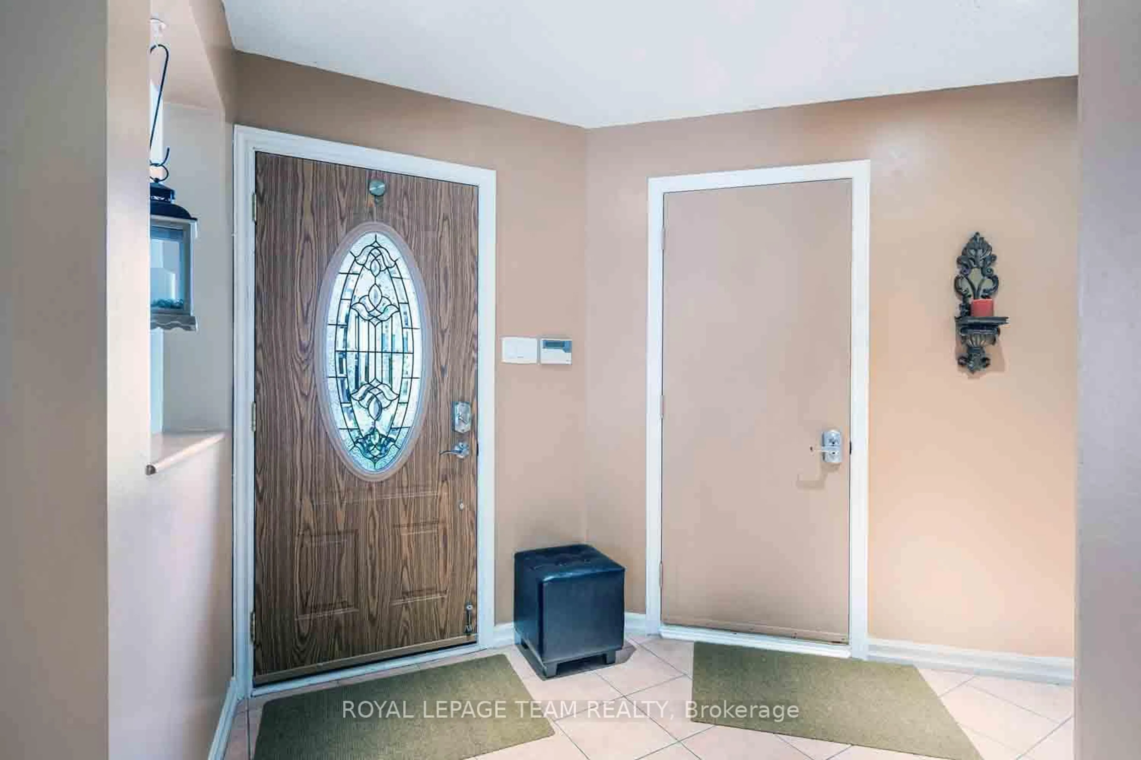Indoor entryway for 172 Southport Dr, Ottawa Ontario K1T 3P4
