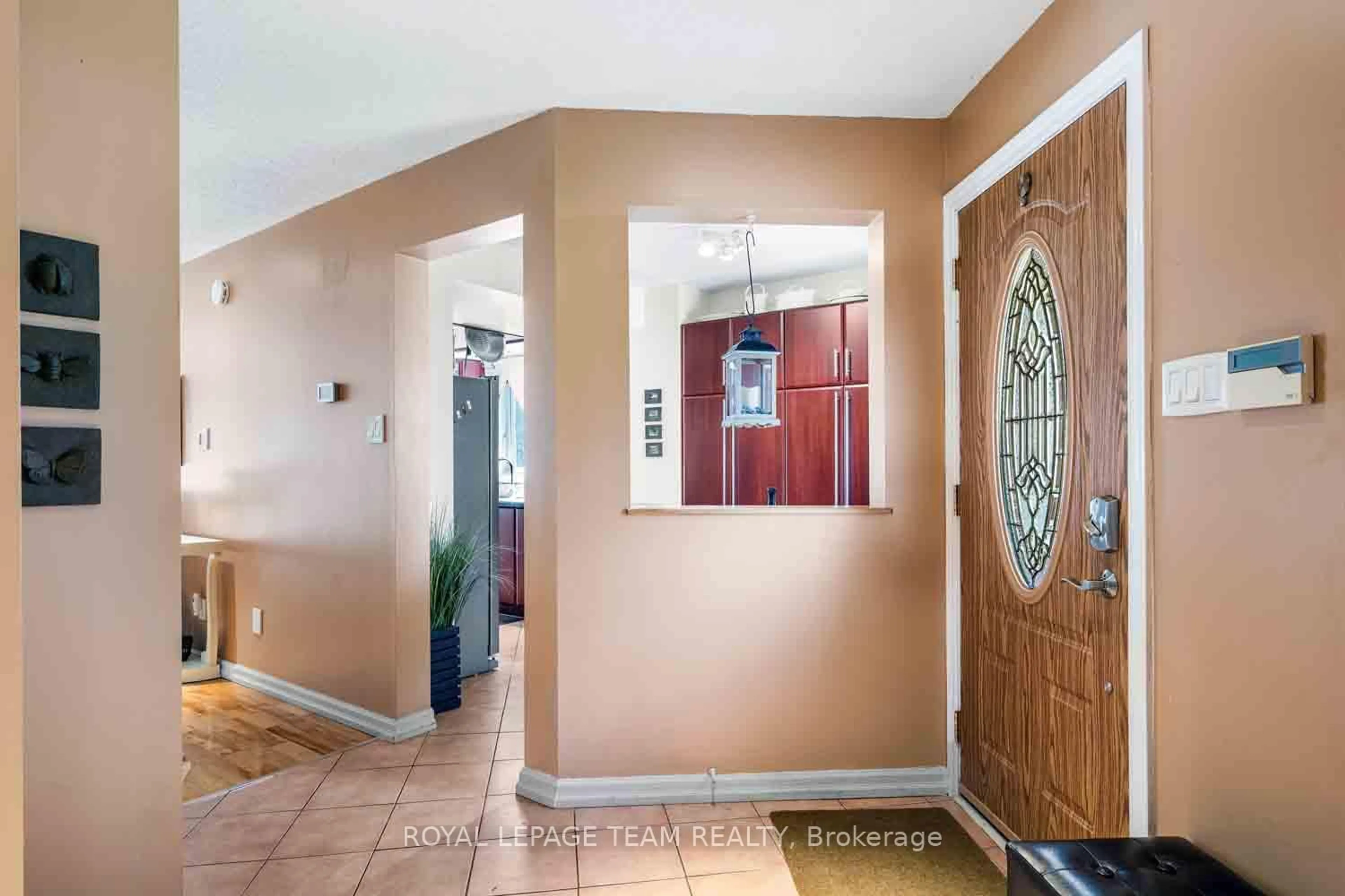 Indoor entryway for 172 Southport Dr, Ottawa Ontario K1T 3P4