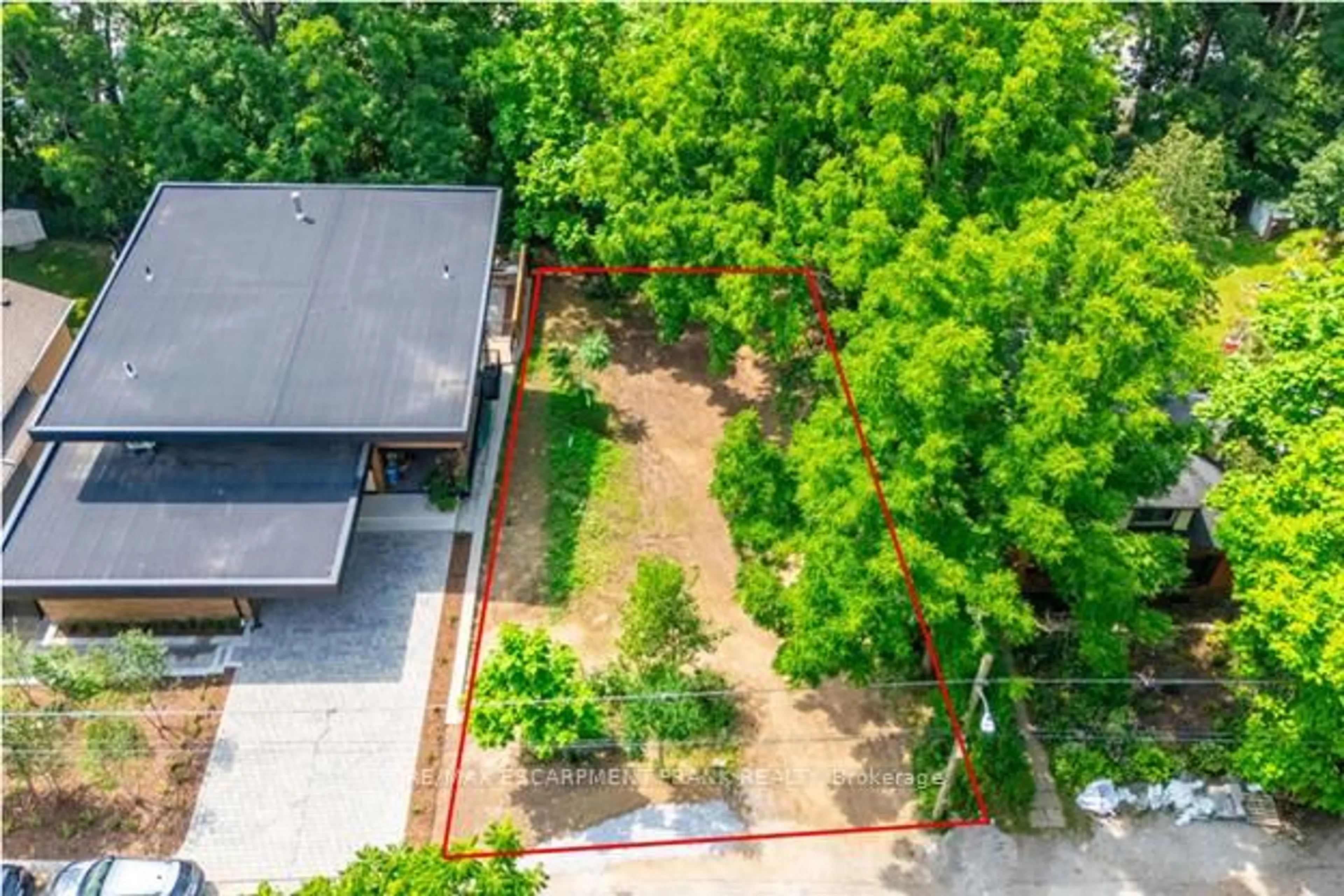 A pic from outside/outdoor area/front of a property/back of a property/a pic from drone, unknown for 98 Alma St, Hamilton Ontario L9H 2E4