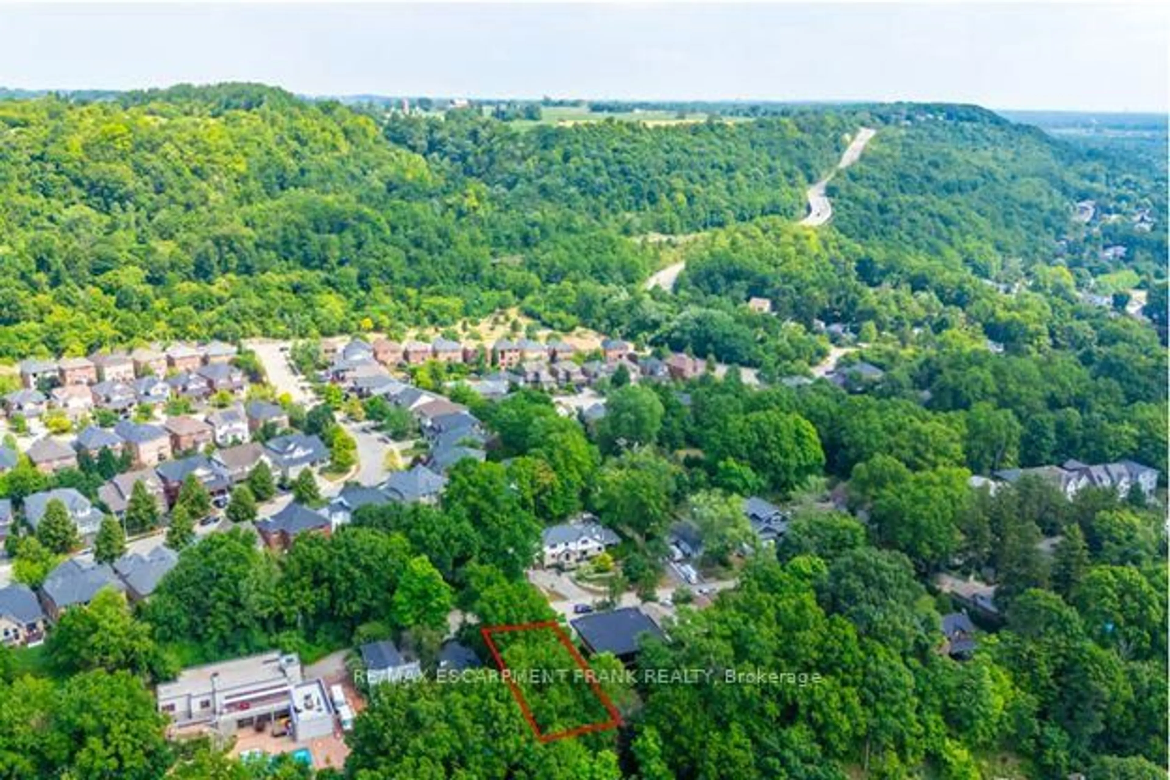 A pic from outside/outdoor area/front of a property/back of a property/a pic from drone, forest/trees view for 98 Alma St, Hamilton Ontario L9H 2E4