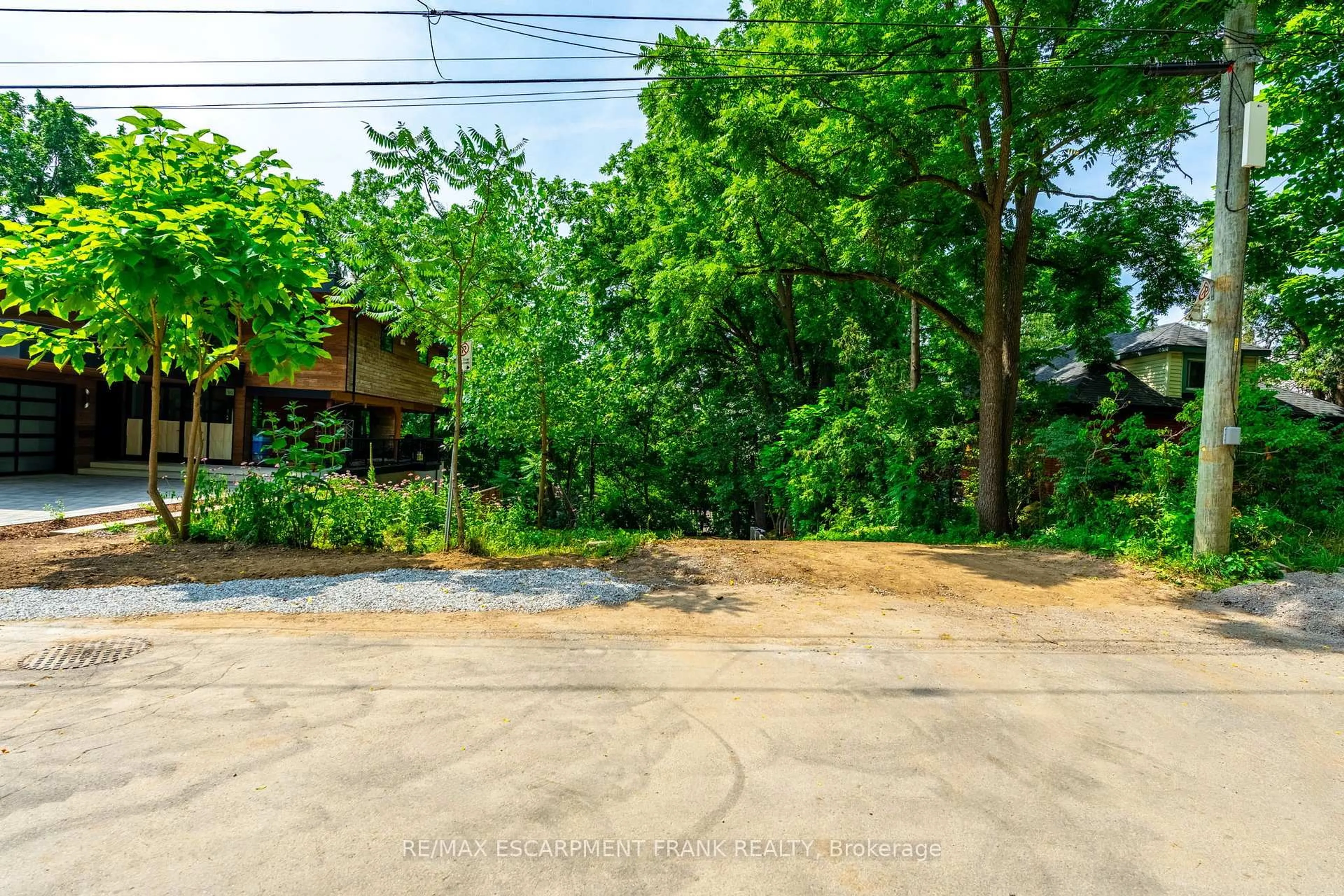 Patio, forest/trees view for 98 Alma St, Hamilton Ontario L9H 2E4