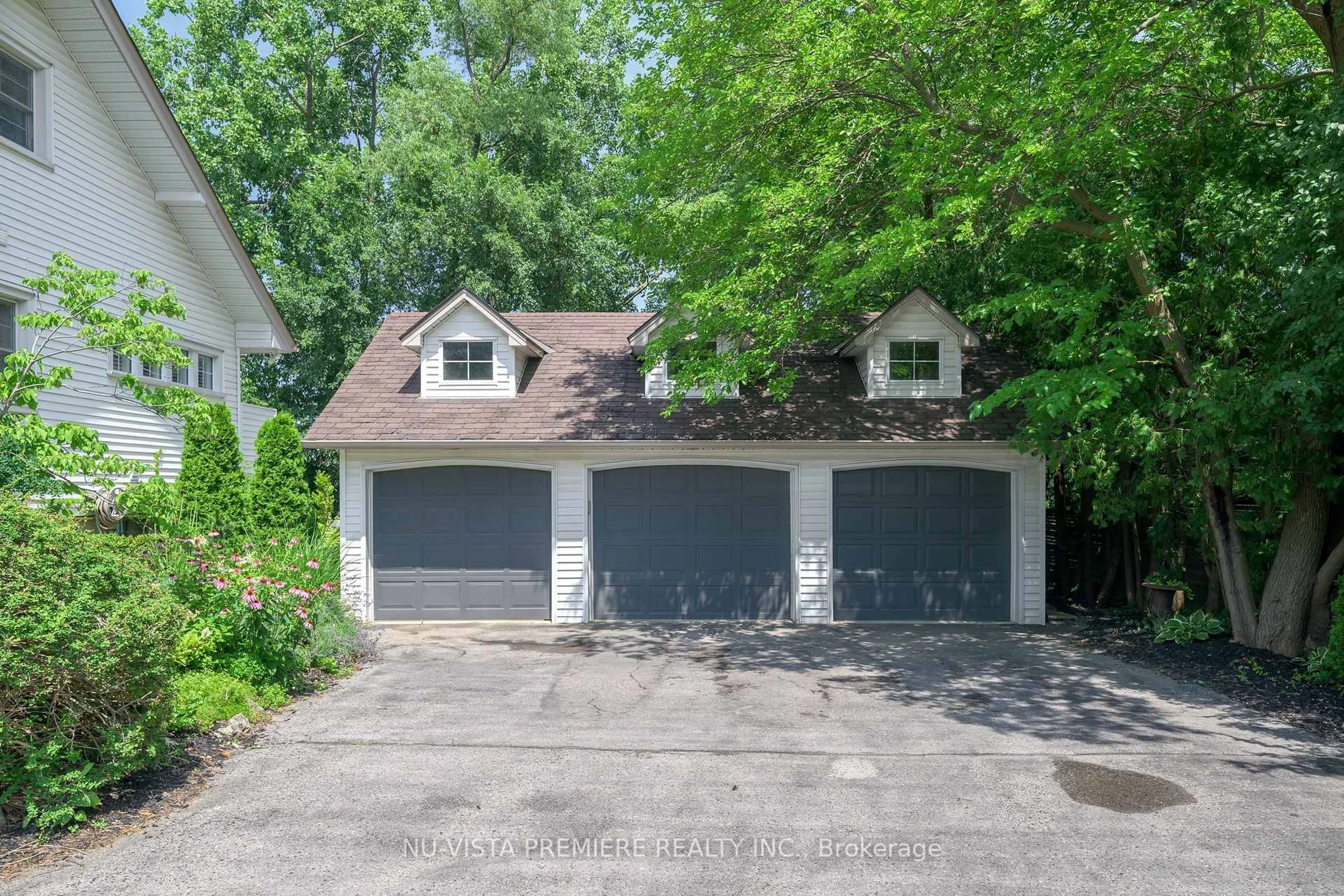Indoor garage for 146 Commissioners Rd, London South Ontario N6C 2T1