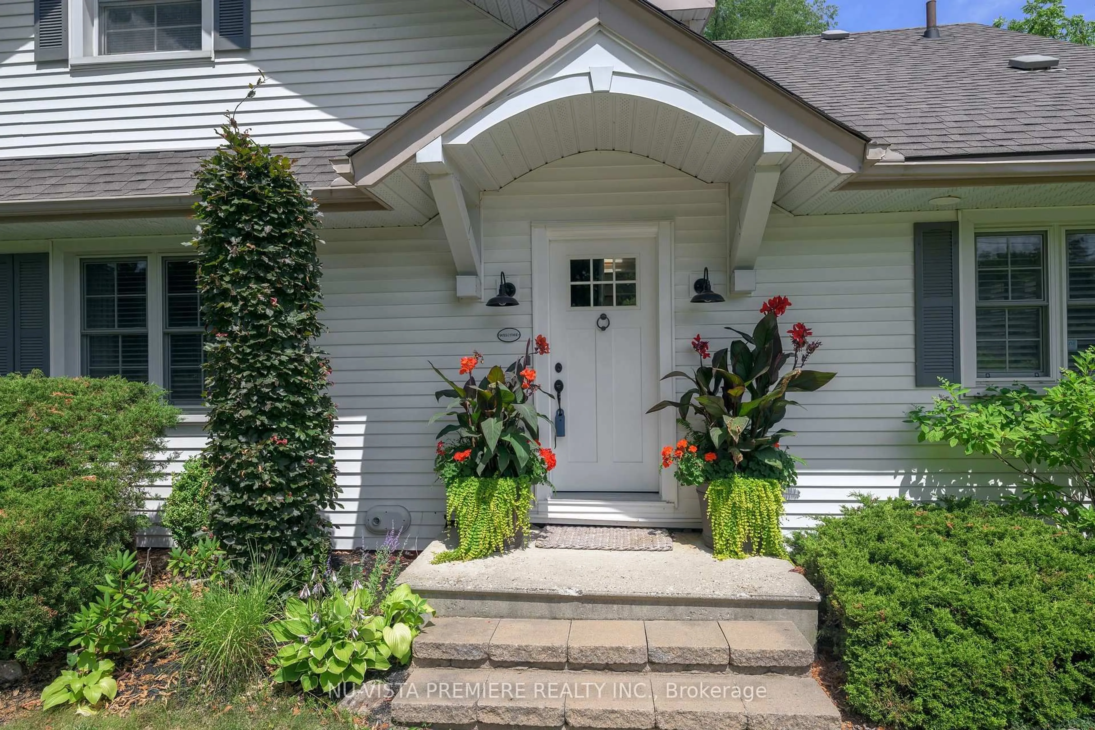 Indoor entryway for 146 Commissioners Rd, London South Ontario N6C 2T1